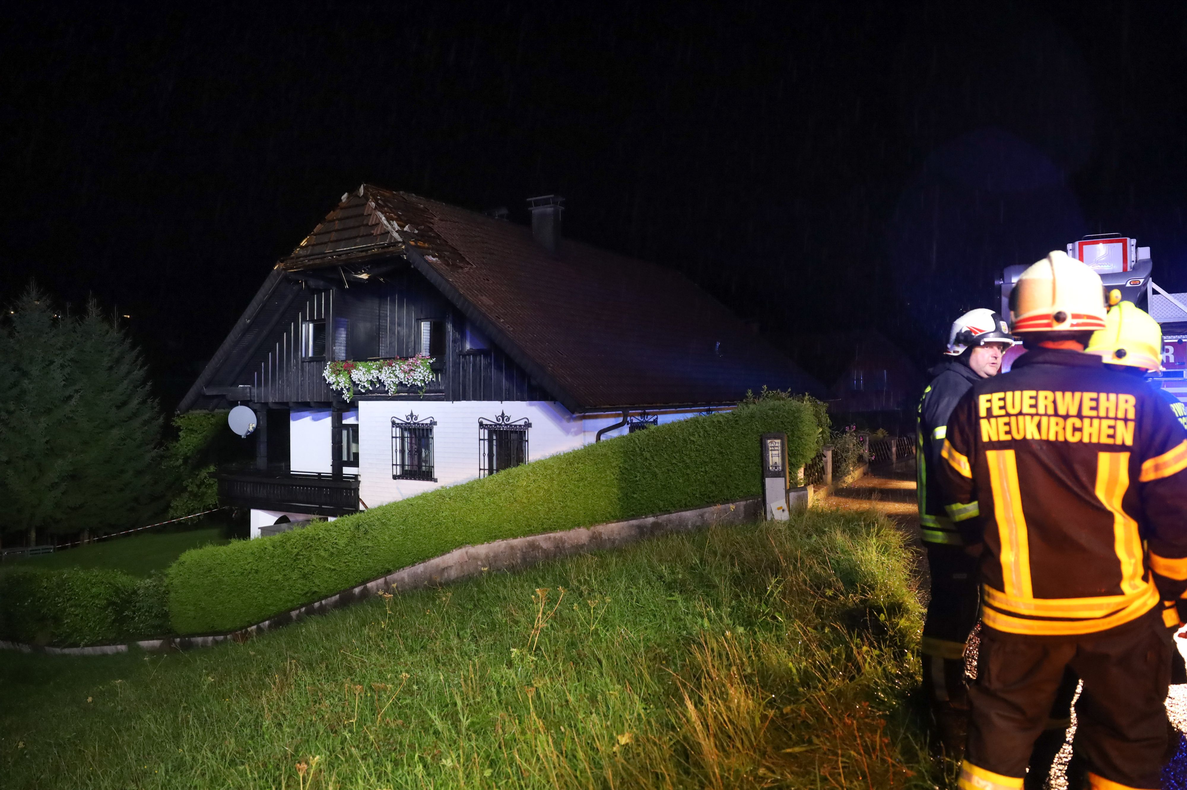 Blitzeinschlag! Gewitter Spaltet Dachbalken Bei Wohnhaus ...