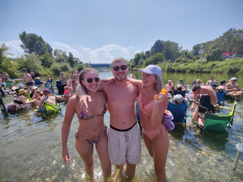Frequency 2023 heizt ein! Elena, Jonas und Anja kühlen sich in der Traisen ab.