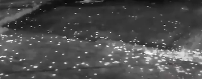 Die warmen Minen erscheinen als weiße Punkte auf den Screens der Drohnenpiloten.