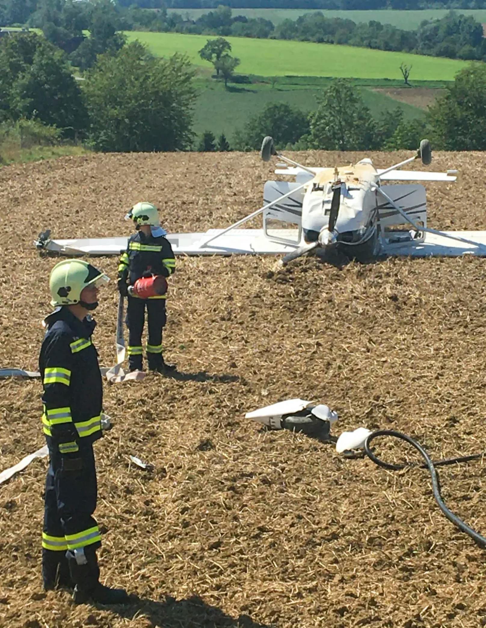 Bei dem Unfall wurden zwei Personen verletzt.