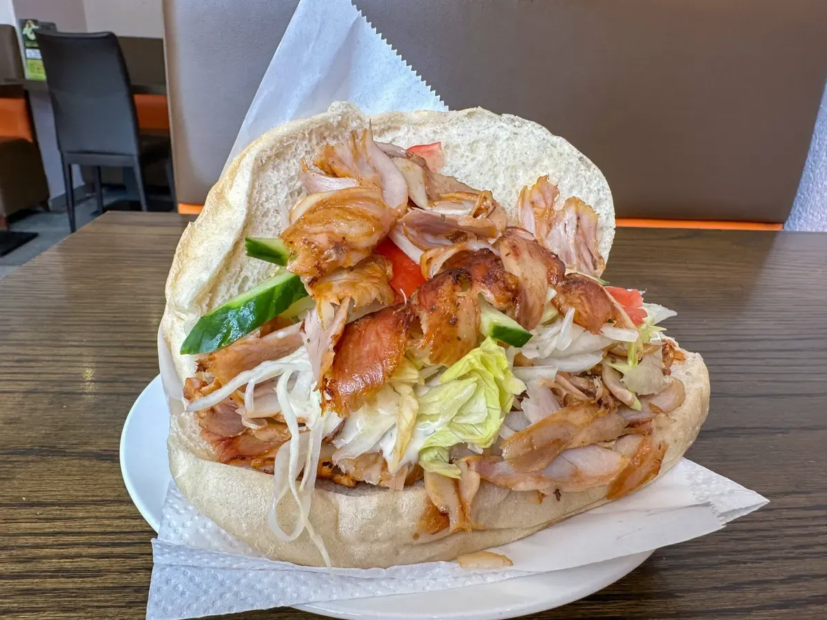 Ein sehr beliebtes Schnellrestaurant in OÖ, das bekannt war für Pizza und Kebab, ist pleite und muss zusperren. (Symbolfoto)