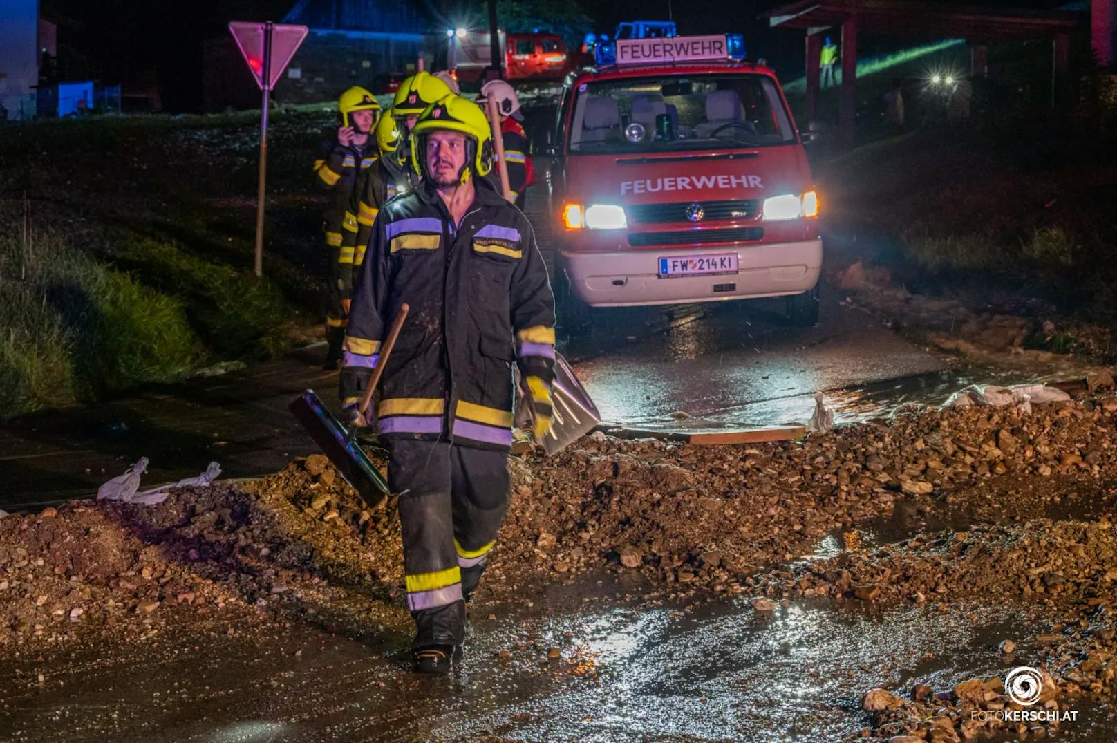 In ganz Oberösterreich kam es am Dienstag zu teils heftigen Gewittern mit schwerem Niederschlag und starken Sturmböen. Die Feuerwehren standen im Dauereinsatz.