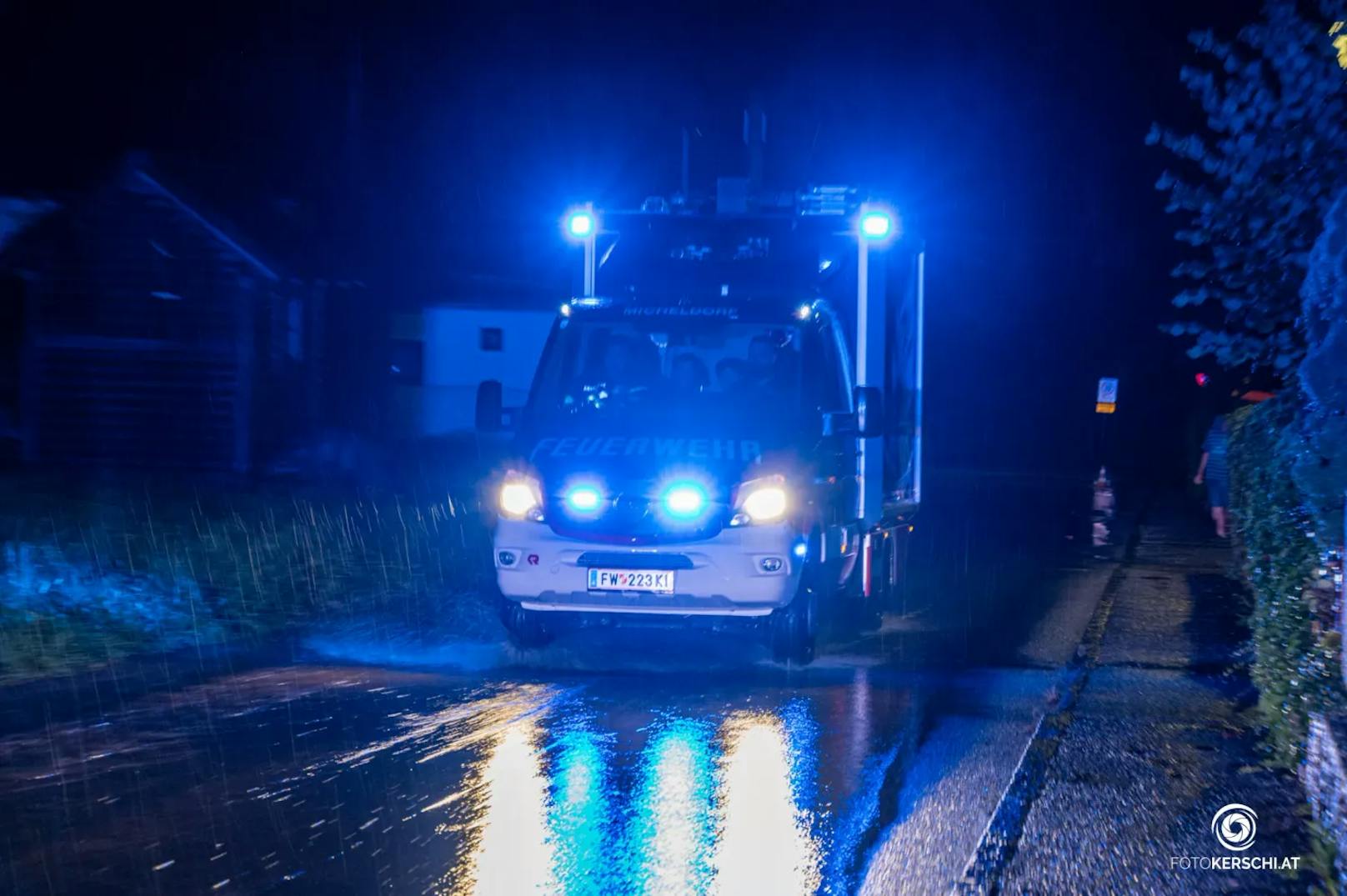 In ganz Oberösterreich kam es am Dienstag zu teils heftigen Gewittern mit schwerem Niederschlag und starken Sturmböen. Die Feuerwehren standen im Dauereinsatz.