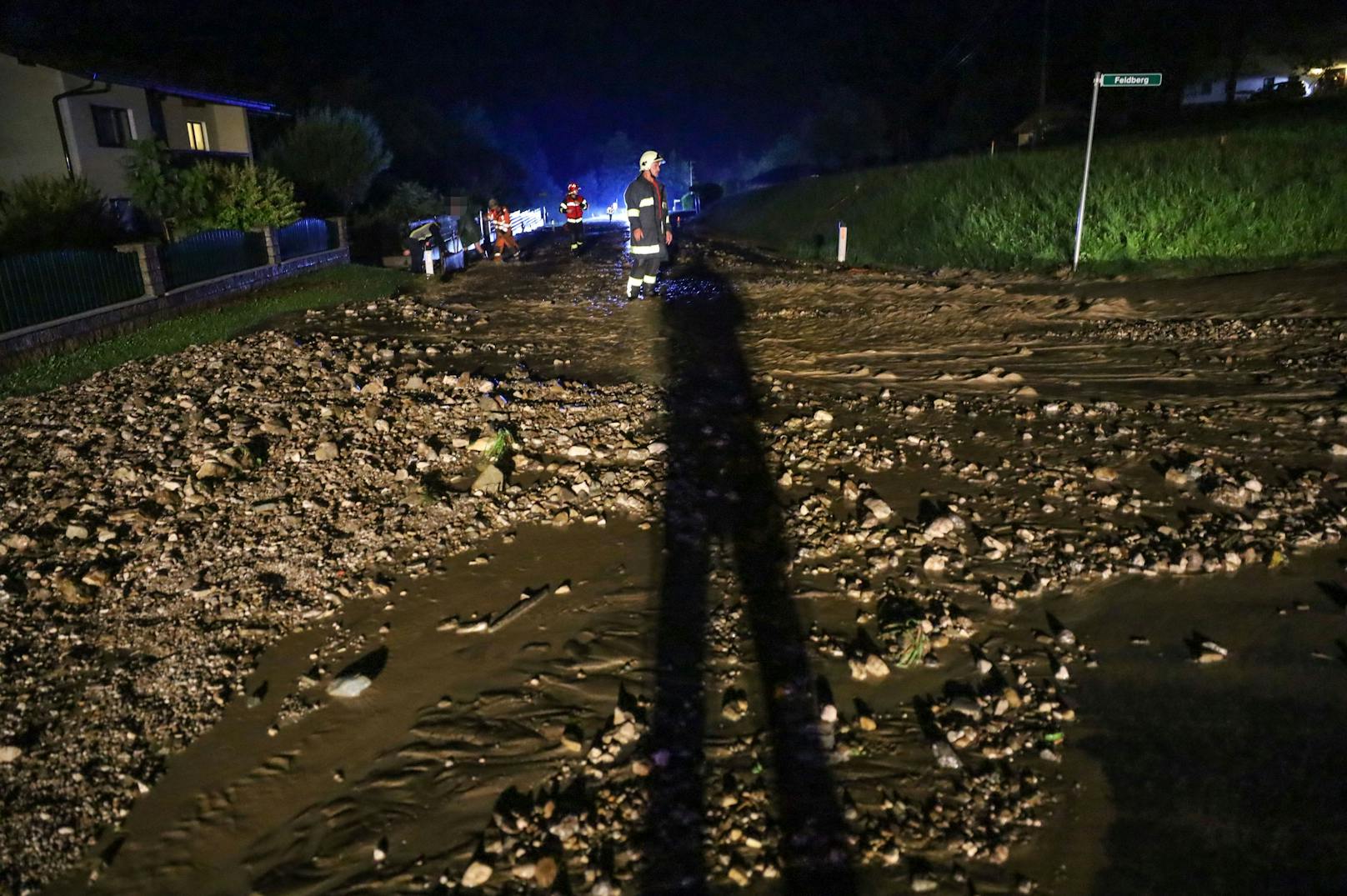 Heftige Gewitter haben am Dienstagabend lokal sehr begrenzt für zahlreiche Unwettereinsätze gesorgt. Besonders betroffen waren mehrere Gemeinden im Bezirk Kirchdorf an der Krems.