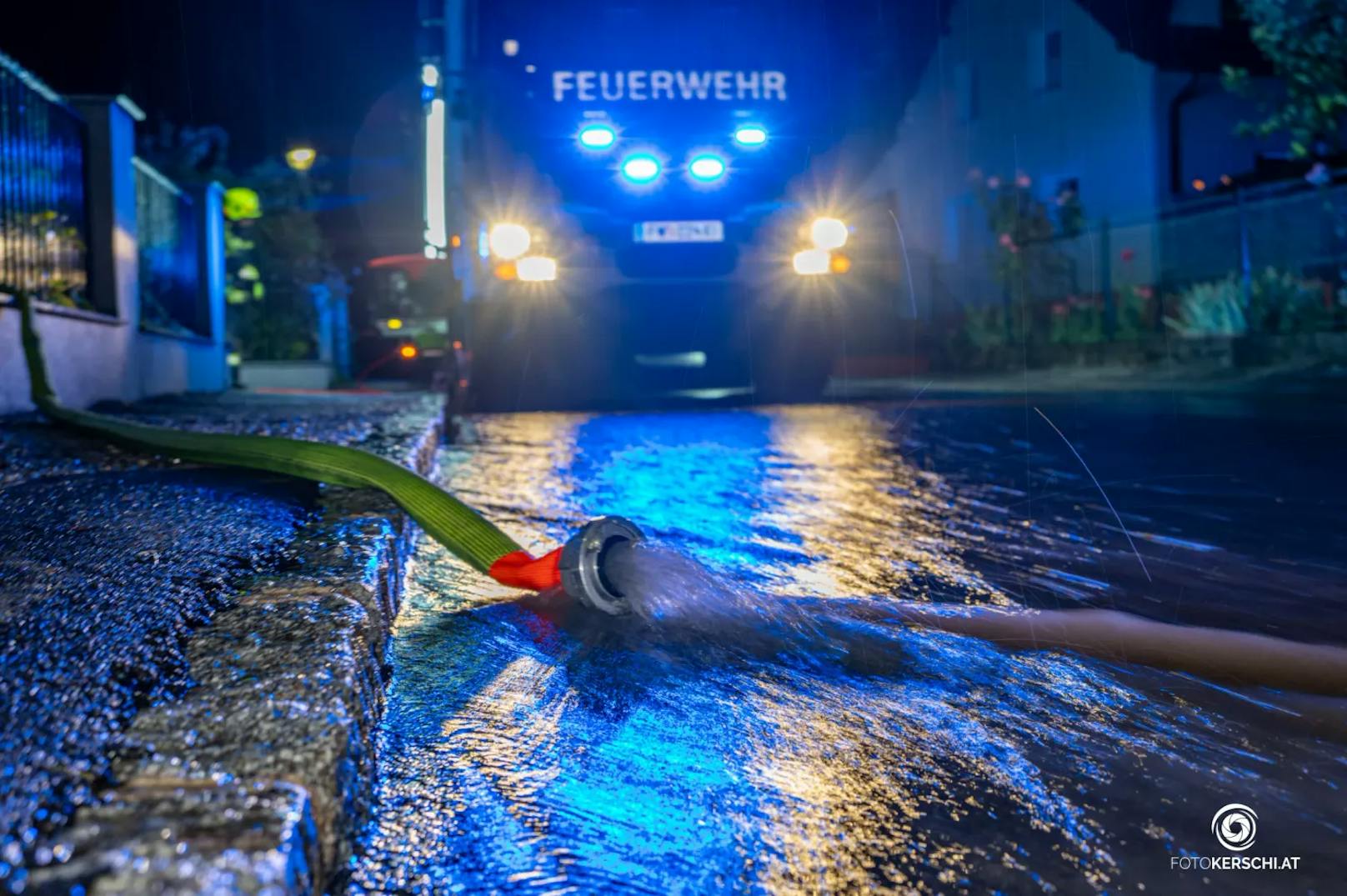 In ganz Oberösterreich kam es am Dienstag zu teils heftigen Gewittern mit schwerem Niederschlag und starken Sturmböen. Die Feuerwehren standen im Dauereinsatz.