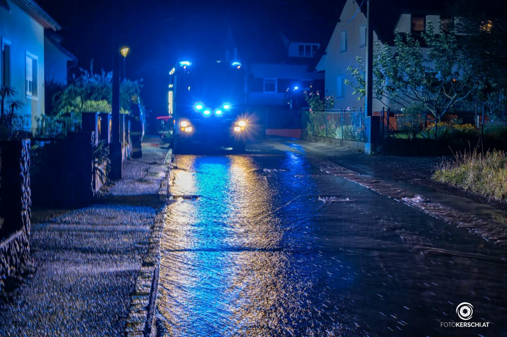 In ganz Oberösterreich kam es am Dienstag zu teils heftigen Gewittern mit schwerem Niederschlag und starken Sturmböen. Die Feuerwehren standen im Dauereinsatz.