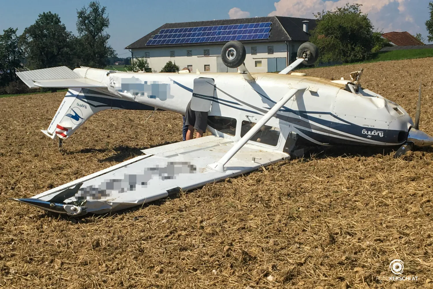 Das kaputte Flugzeug in einem Feld in Hofkirchen (Bez. Linz-Land)