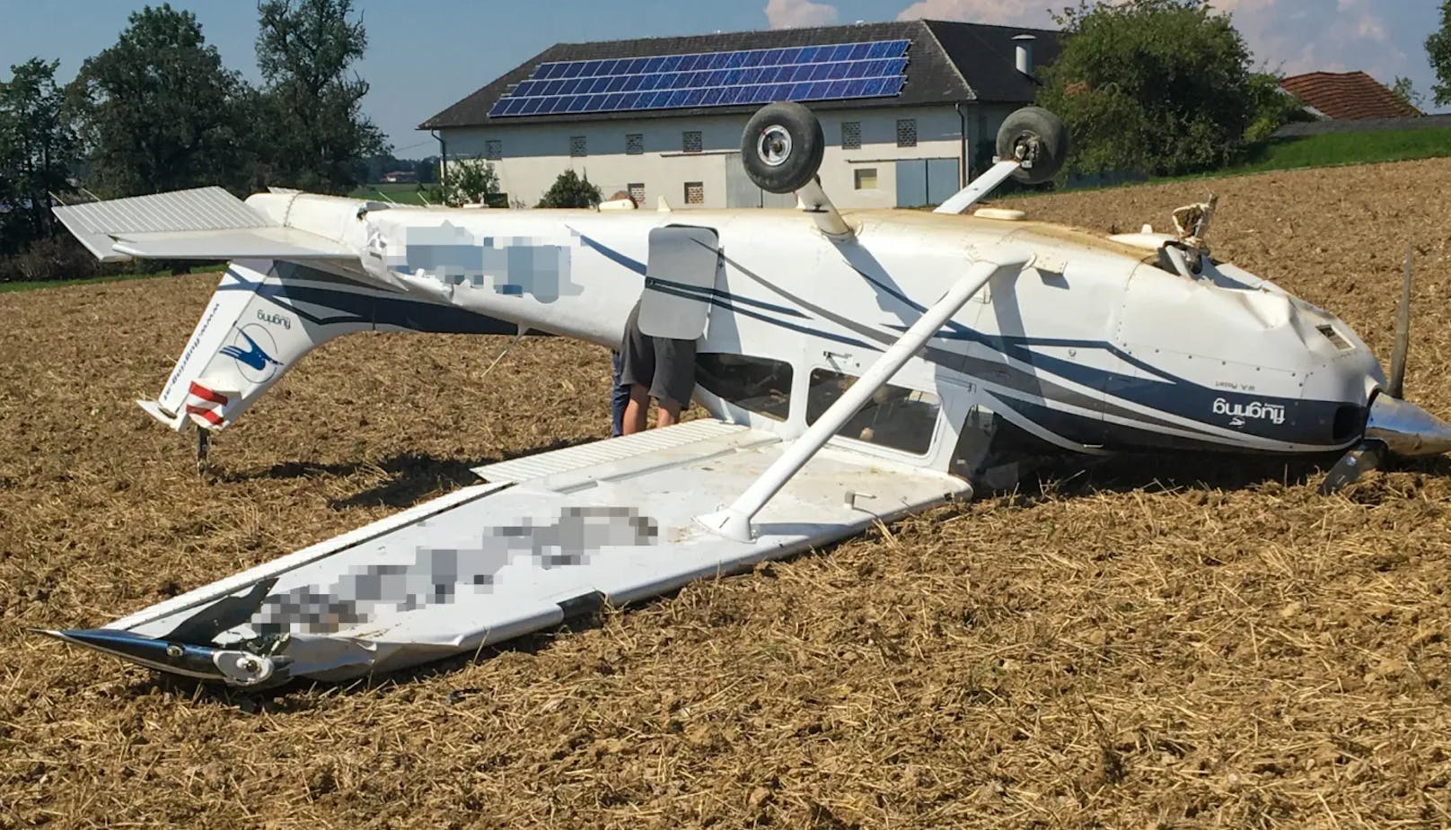 Das kaputte Flugzeug in einem Feld in Hofkirchen (Bez. Linz-Land)