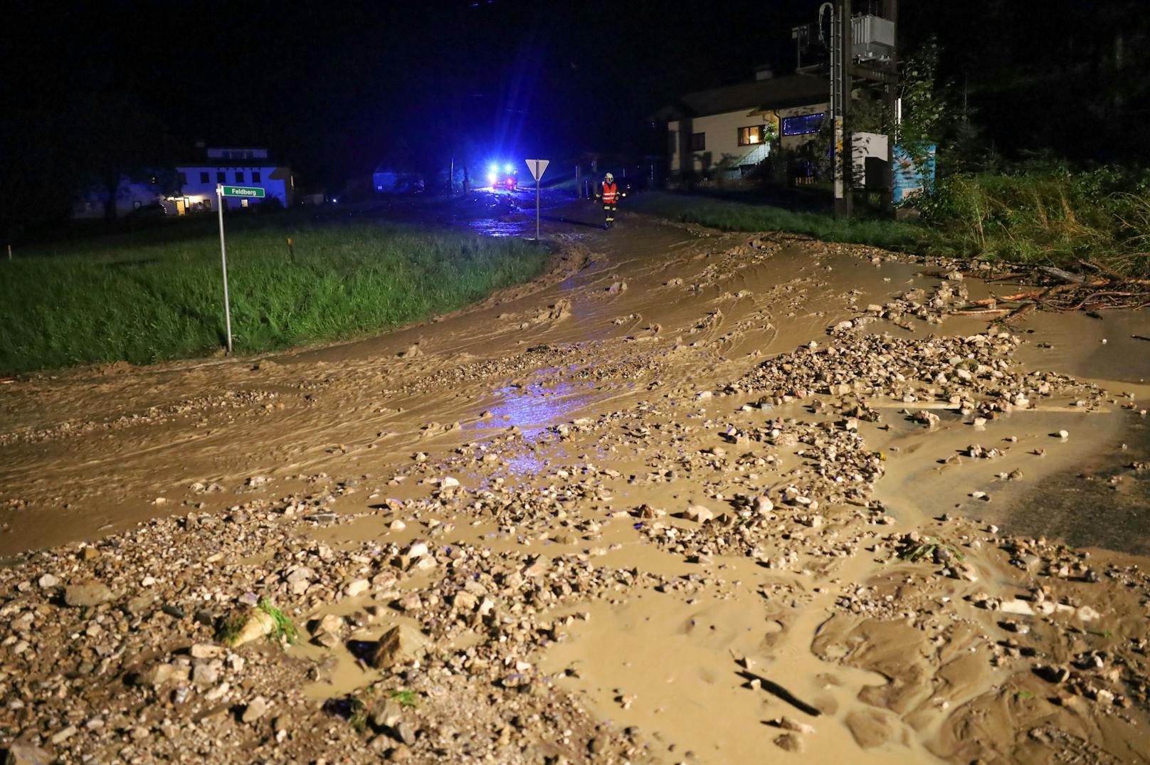 Heftige Gewitter haben am Dienstagabend lokal sehr begrenzt für zahlreiche Unwettereinsätze gesorgt. Besonders betroffen waren mehrere Gemeinden im Bezirk Kirchdorf an der Krems.