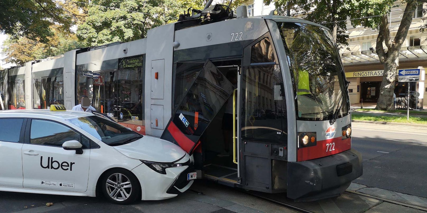 Öffi-Crash in Wien: Bim-Türe von Uber-Fahrer ausgehängt