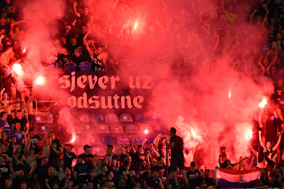 Fans von Dinamo Zagreb stehen im Verdacht, einen AEK-Fan erstochen zu haben. 
