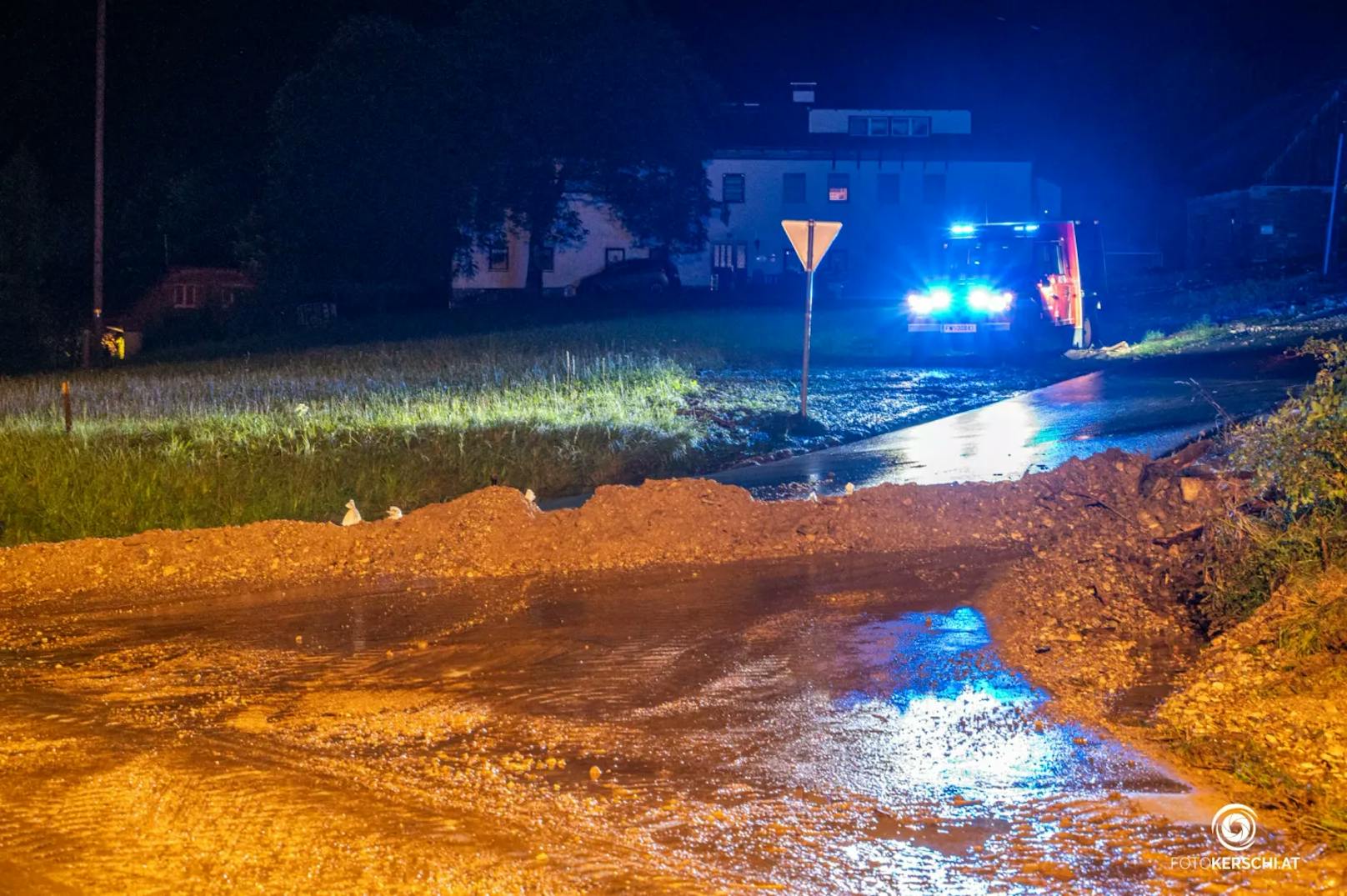 In ganz Oberösterreich kam es am Dienstag zu teils heftigen Gewittern mit schwerem Niederschlag und starken Sturmböen. Die Feuerwehren standen im Dauereinsatz.