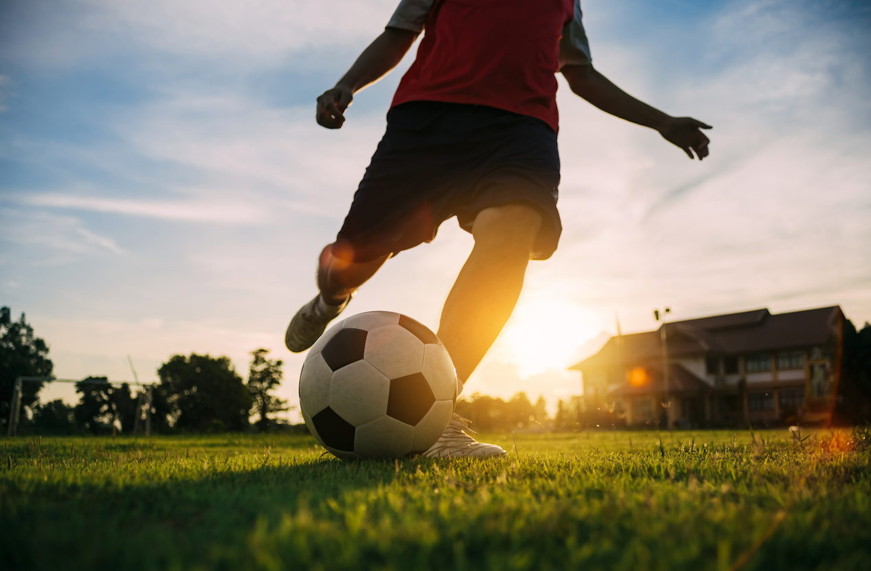 Bub (11) spielte mit Ball, lief dann rundem Leder nach und rannte vor einen Streifenwagen