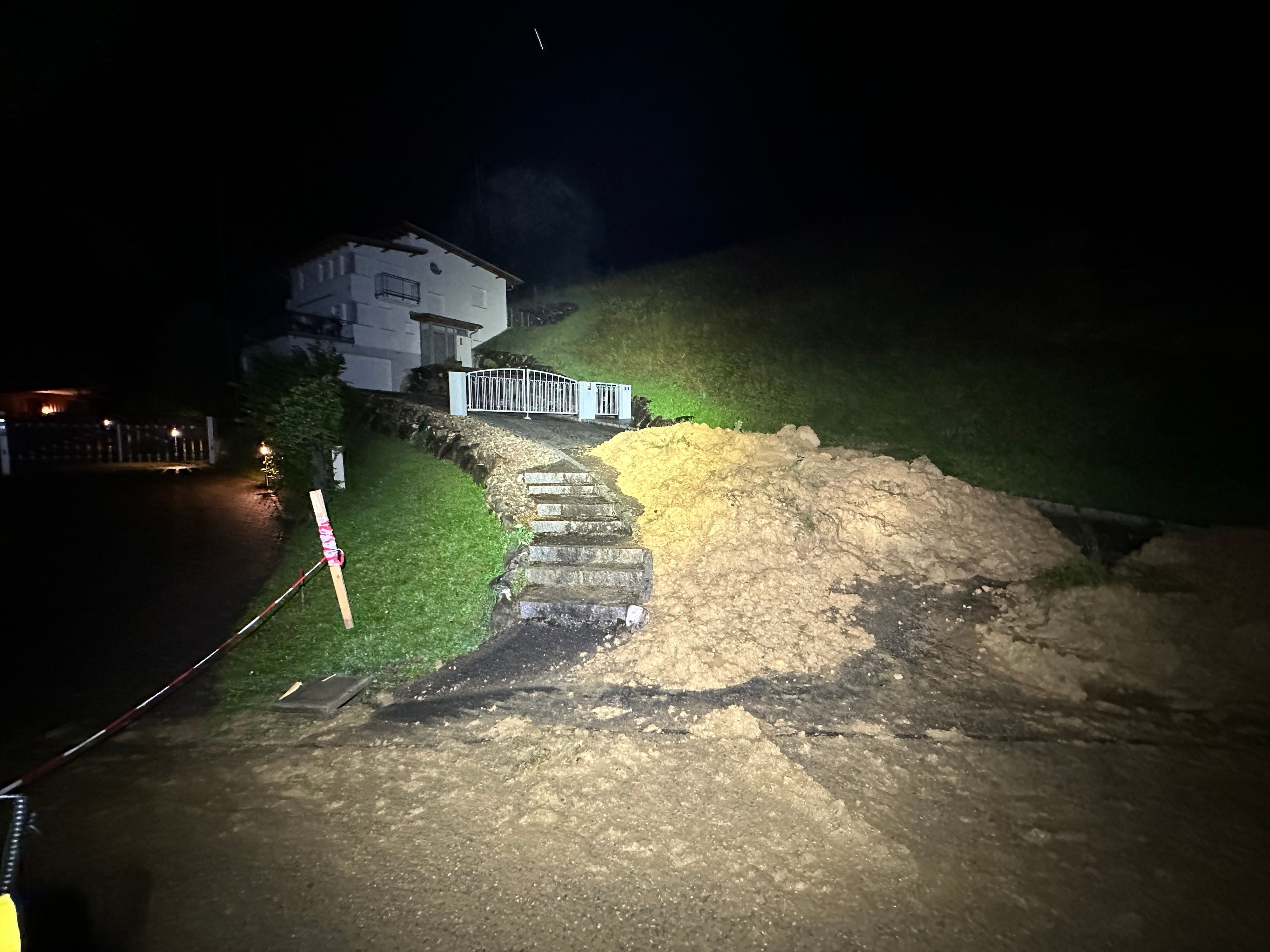 Wegen des Unwetters lösten sich Erdmassen, ein Gasthaus musste evakuiert werden. 