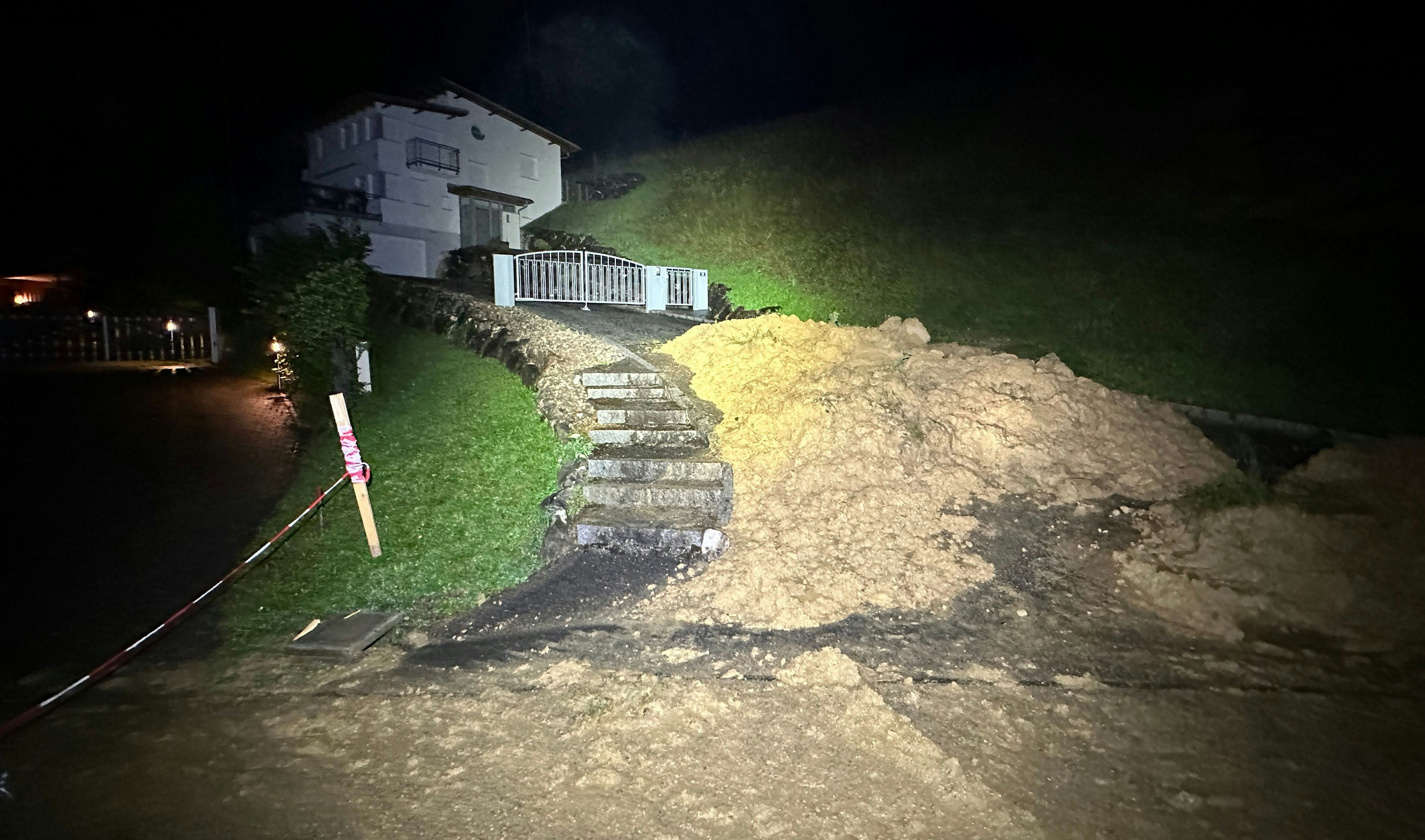 Wegen des Unwetters lösten sich Erdmassen, ein Gasthaus musste evakuiert werden. 