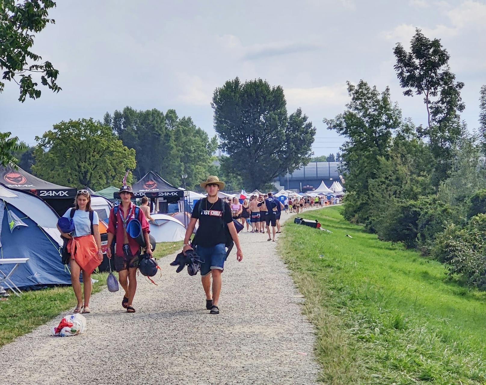 Die Festivalgäste beziehen ihre Zeltquartiere.