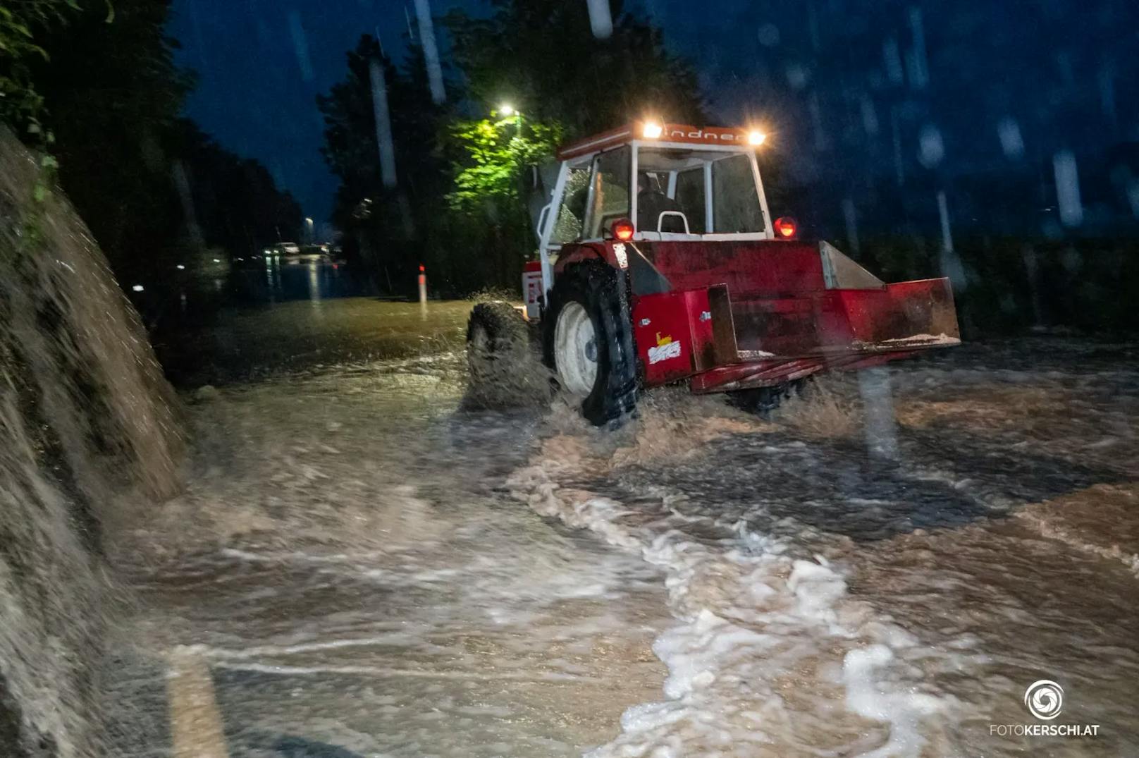 In ganz Oberösterreich kam es am Dienstag zu teils heftigen Gewittern mit schwerem Niederschlag und starken Sturmböen. Die Feuerwehren standen im Dauereinsatz.