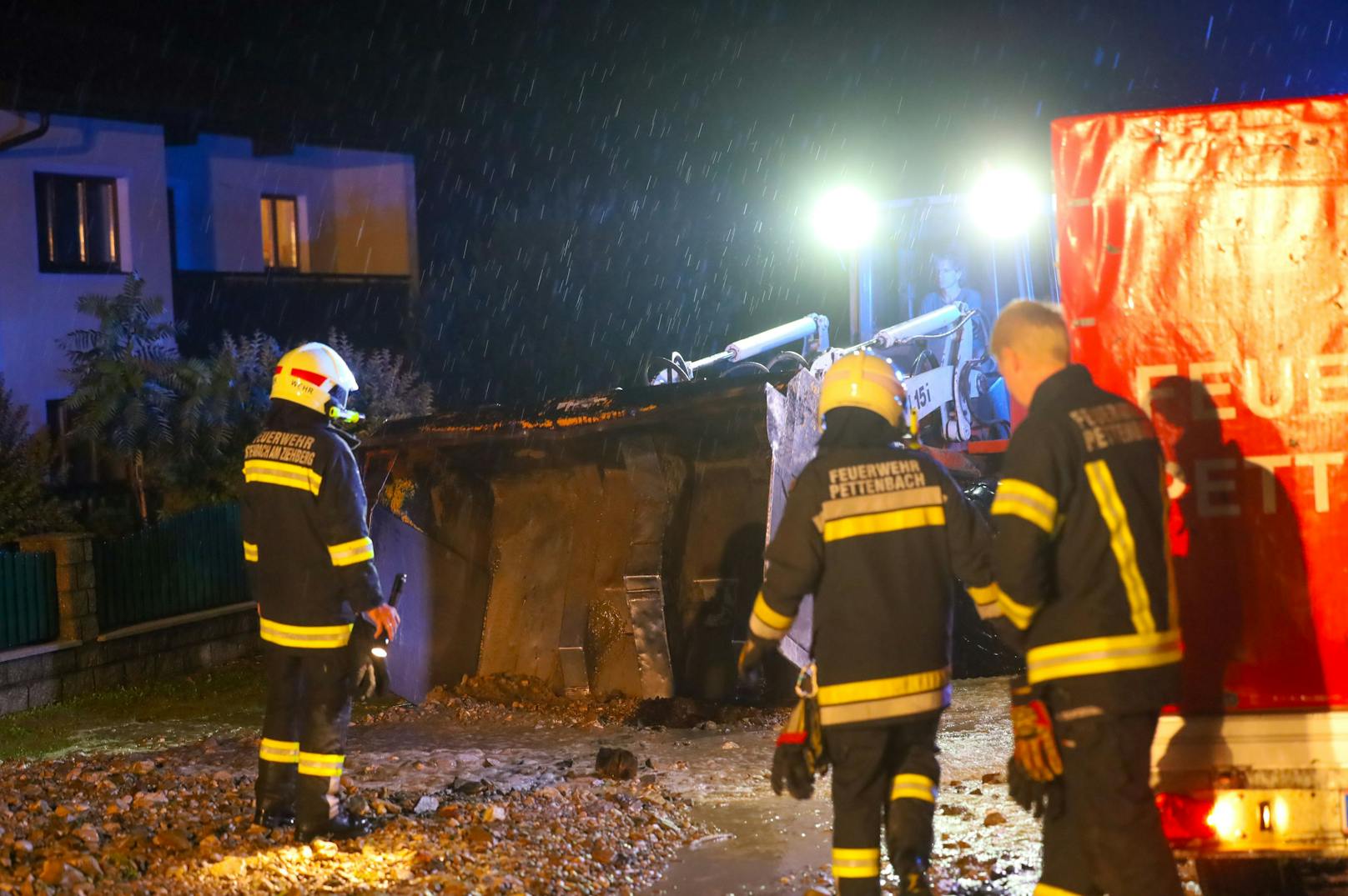 Heftige Gewitter haben am Dienstagabend lokal sehr begrenzt für zahlreiche Unwettereinsätze gesorgt. Besonders betroffen waren mehrere Gemeinden im Bezirk Kirchdorf an der Krems.