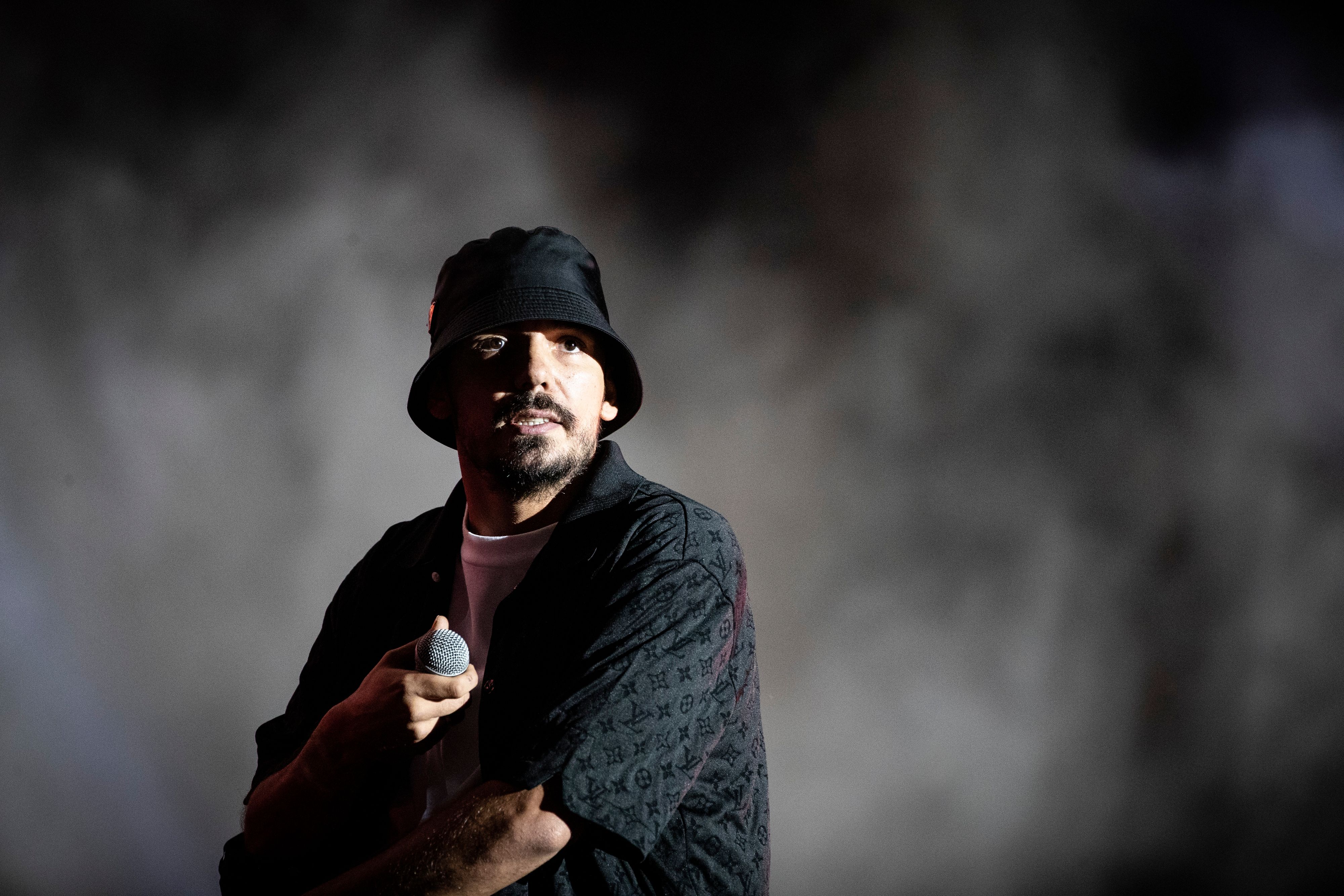 Capital Bra ärgert sich darüber, dass er seinen Auftritt absagen musste. 