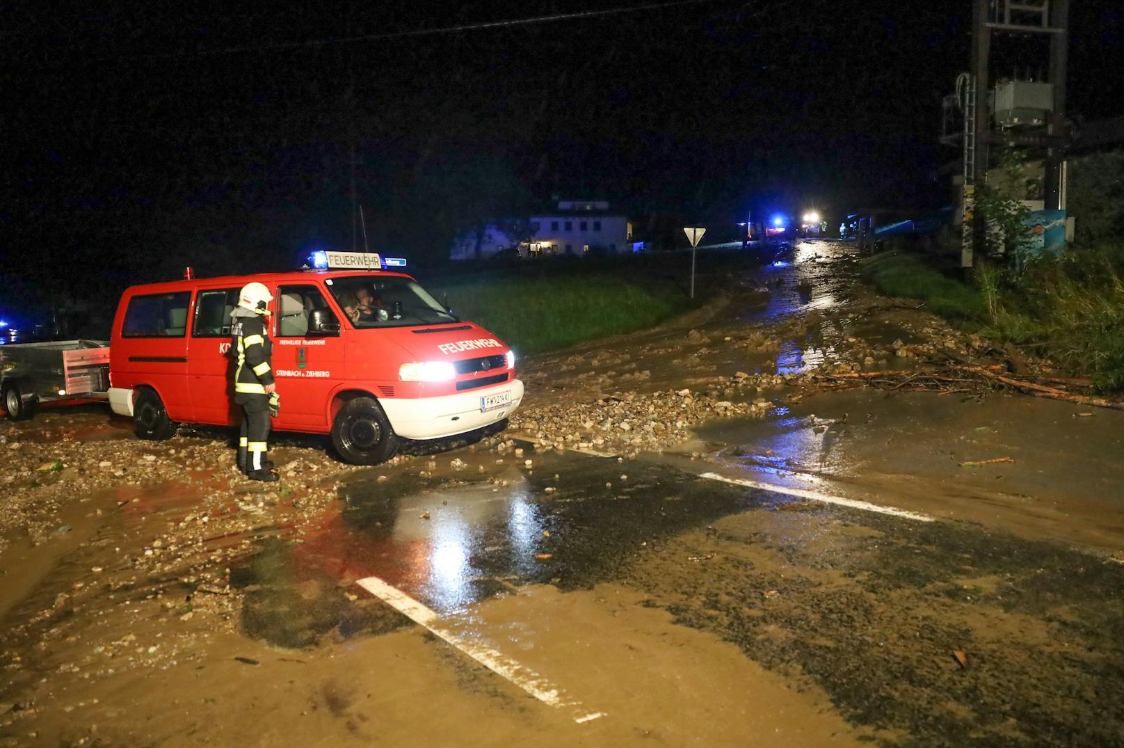 Heftige Gewitter haben am Dienstagabend lokal sehr begrenzt für zahlreiche Unwettereinsätze gesorgt. Besonders betroffen waren mehrere Gemeinden im Bezirk Kirchdorf an der Krems.