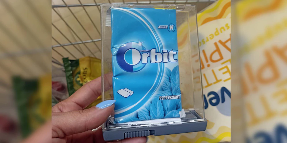 Entsetzt hält Erika eine Packung Kaugummi in ihren Händen.
