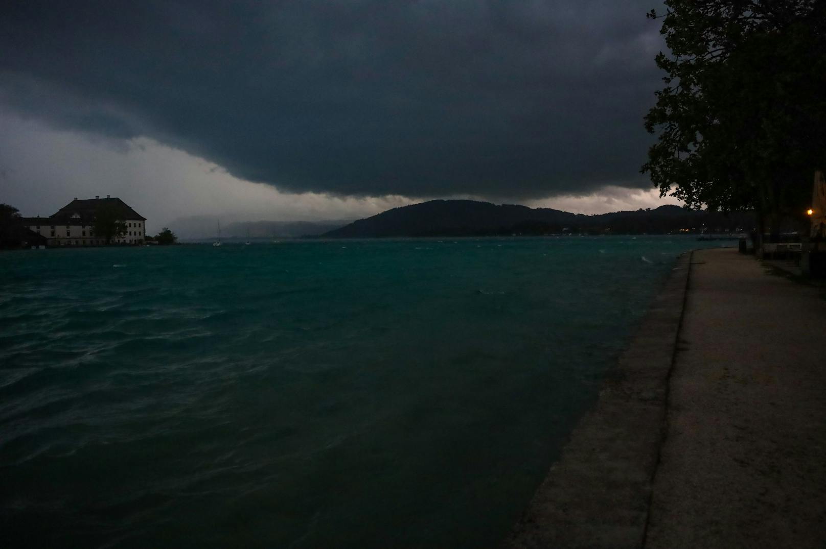 Teils heftige Gewitter haben am Abend des Maria Himmelfahrt-Feiertags für mehrere Unwettereinsätze in Oberösterreich gesorgt. Der Schwerpunkt lag anfangs unter anderem im oberösterreichischen Seengebiet.