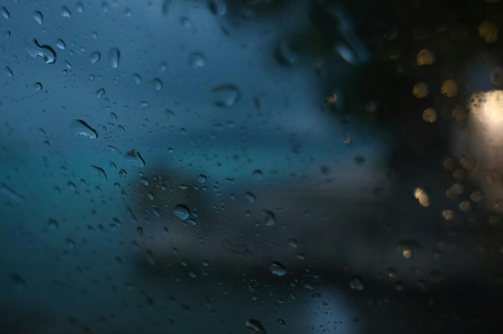 Teils heftige Gewitter haben am Abend des Maria Himmelfahrt-Feiertags für mehrere Unwettereinsätze in Oberösterreich gesorgt. Der Schwerpunkt lag anfangs unter anderem im oberösterreichischen Seengebiet.