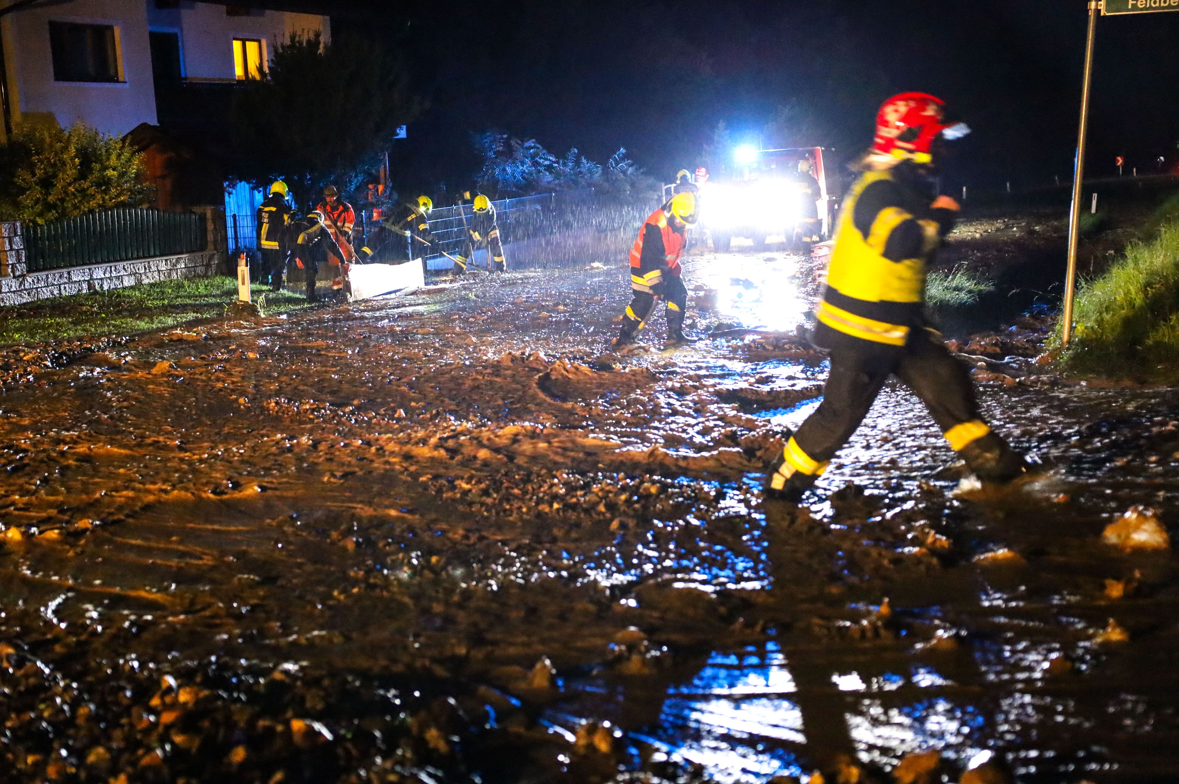 Die Feuerwehren standen in Österreich im Dauereinsatz.