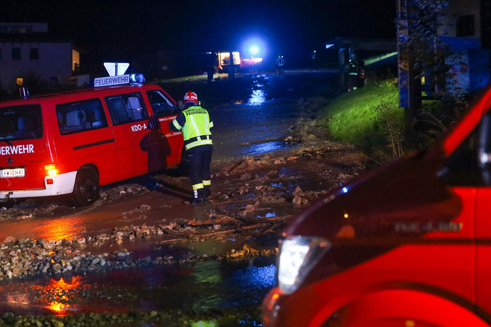 Heftige Gewitter haben am Dienstagabend lokal sehr begrenzt für zahlreiche Unwettereinsätze gesorgt. Besonders betroffen waren mehrere Gemeinden im Bezirk Kirchdorf an der Krems.