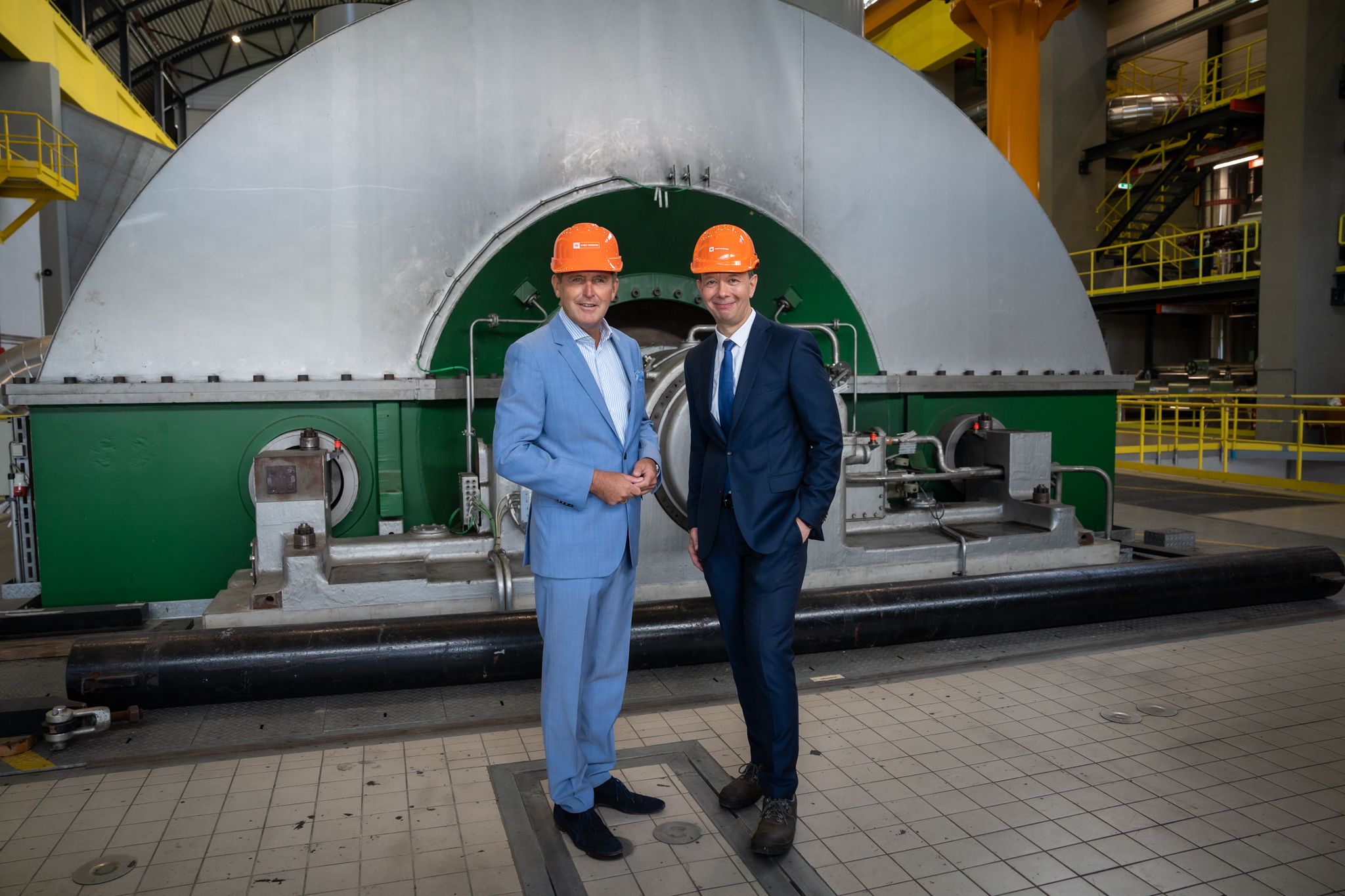 Wirtschaftsstadtrat Peter Hanke (SPÖ) machte sich selbst ein Bild vom Wasserstoff-Betriebsversuch im Kraftwerk Donaustadt (am Bild mit Wien Energie-Chef Karl Gruber, re.).