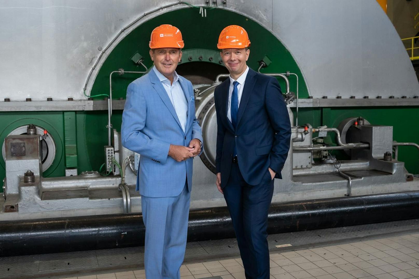 Wirtschaftsstadtrat Peter Hanke (SPÖ) machte sich selbst ein Bild vom Wasserstoff-Betriebsversuch im Kraftwerk Donaustadt (am Bild mit Wien Energie-Chef Karl Gruber, re.).