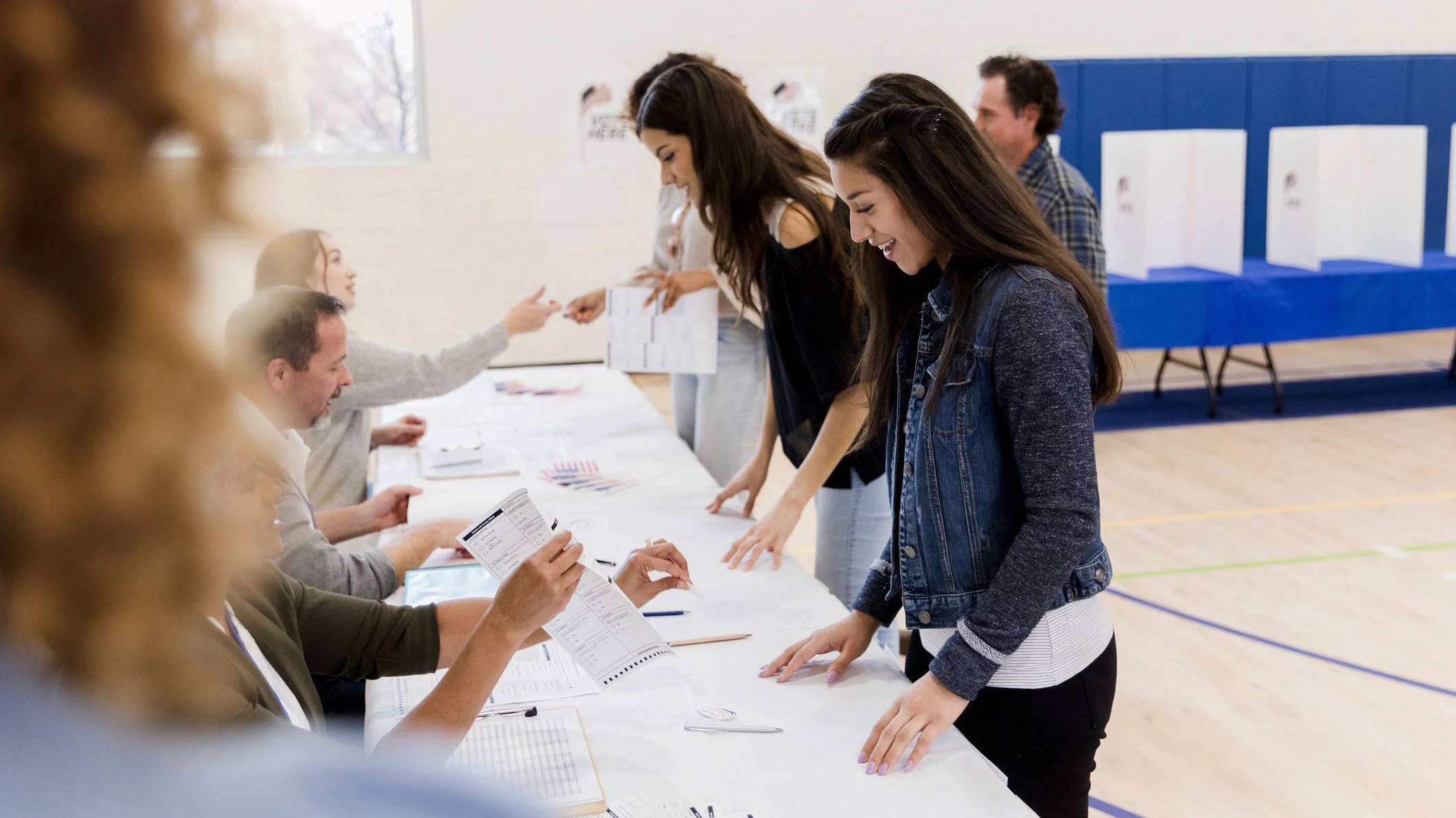 Menschen sahen, wie eine Wählerin am 13. August 2023 eine Wahlkabine in Argentinien betrat. Die Frau kam jedoch nicht wieder heraus.