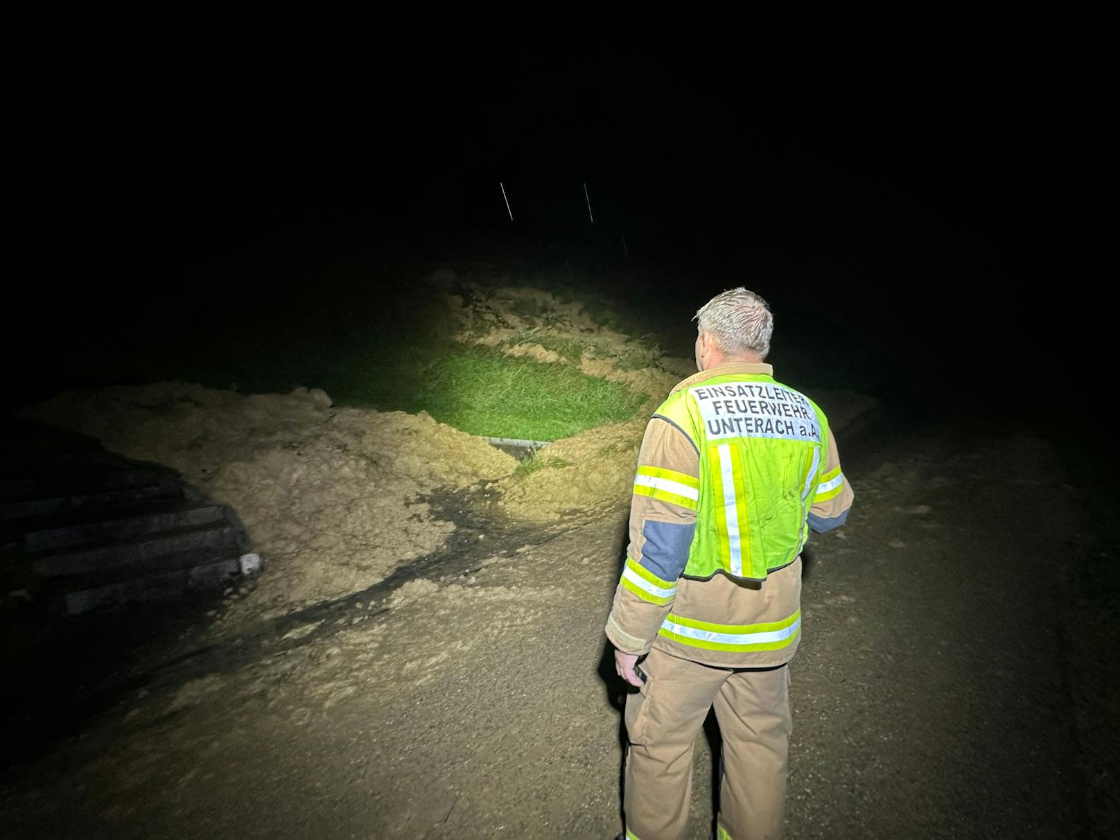 Ein Feuerwehrmann am Einsatzort