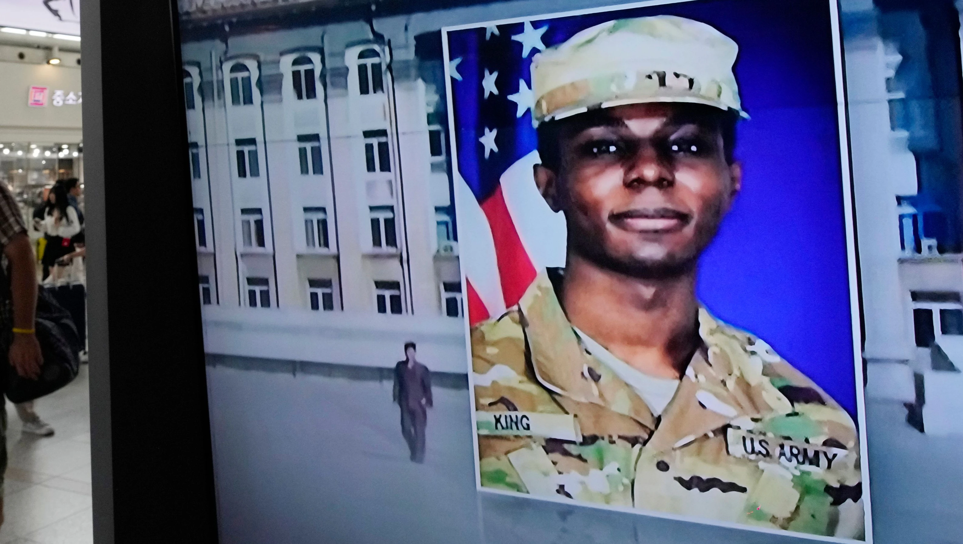 Download von www.picturedesk.com am 16.08.2023 (10:57).  A TV screen shows a file image of American soldier Travis King during a news program at the Seoul Railway Station in Seoul, South Korea, Wednesday, Aug. 16, 2023. North Korea asserted Wednesday that the U.S. soldier who bolted into the North across the heavily armed Korean border last month did so after being disillusioned with the inequality of American society and racial discrimination in its Army. (AP Photo/Ahn Young-joon) - 20230816_PD0132 - Rechteinfo: Rights Managed (RM)