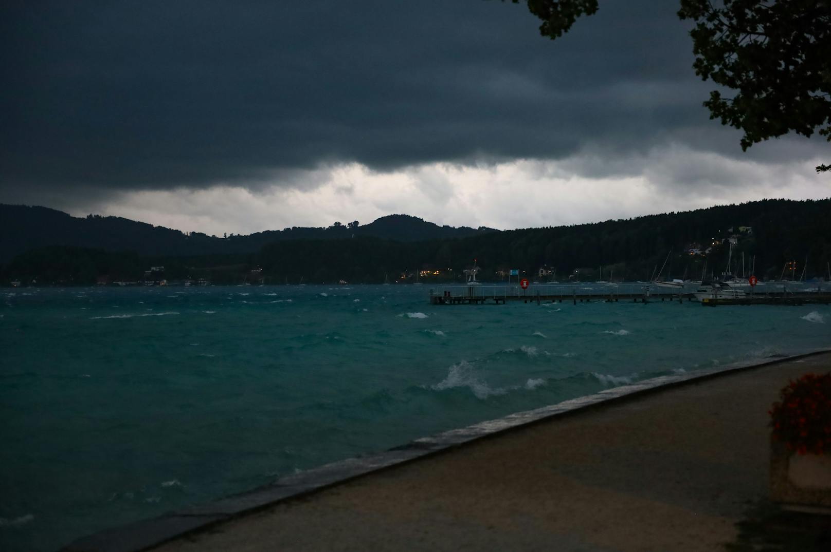 Teils heftige Gewitter haben am Abend des Maria Himmelfahrt-Feiertags für mehrere Unwettereinsätze in Oberösterreich gesorgt. Der Schwerpunkt lag anfangs unter anderem im oberösterreichischen Seengebiet.