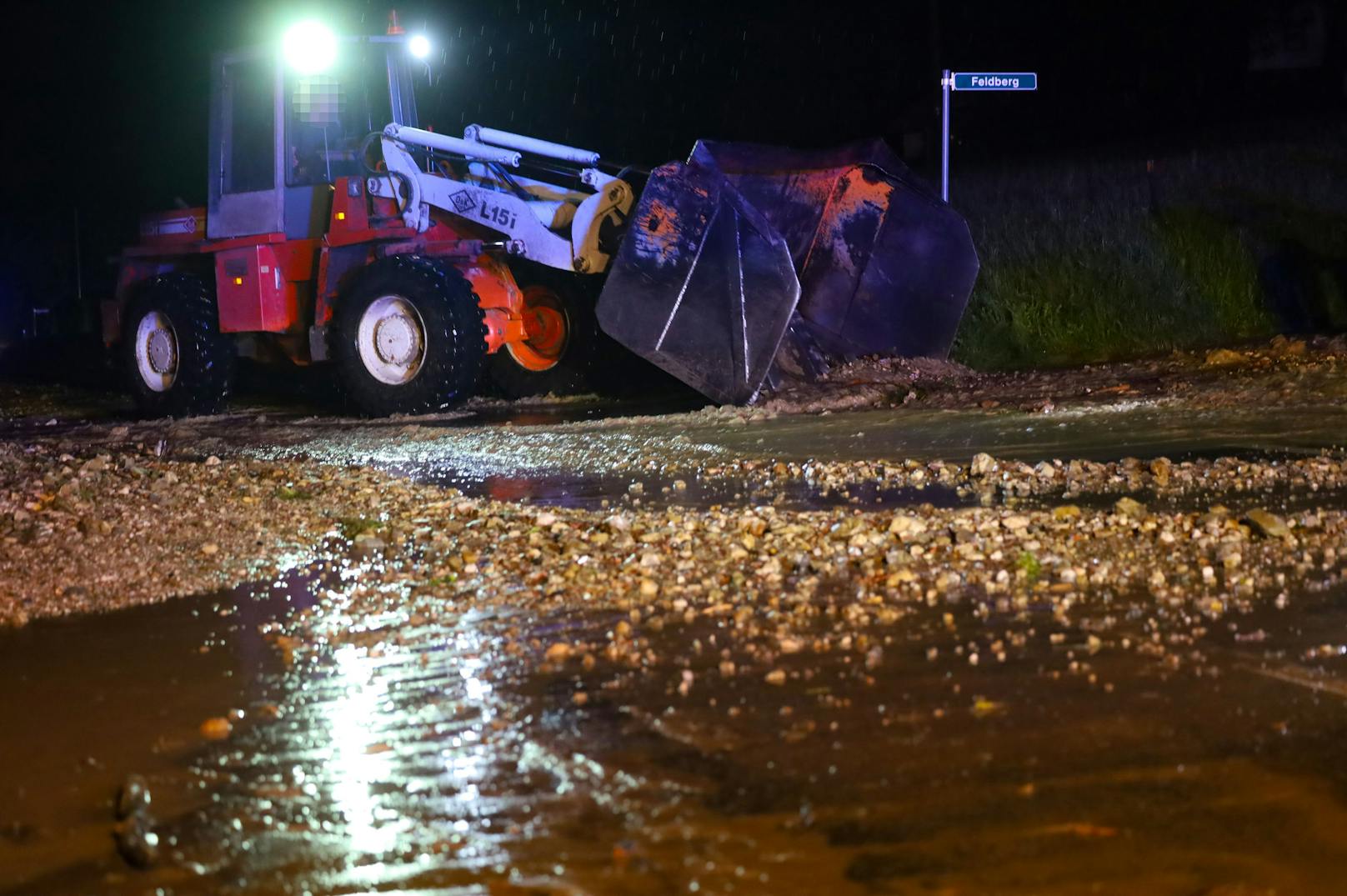 Heftige Gewitter haben am Dienstagabend lokal sehr begrenzt für zahlreiche Unwettereinsätze gesorgt. Besonders betroffen waren mehrere Gemeinden im Bezirk Kirchdorf an der Krems.