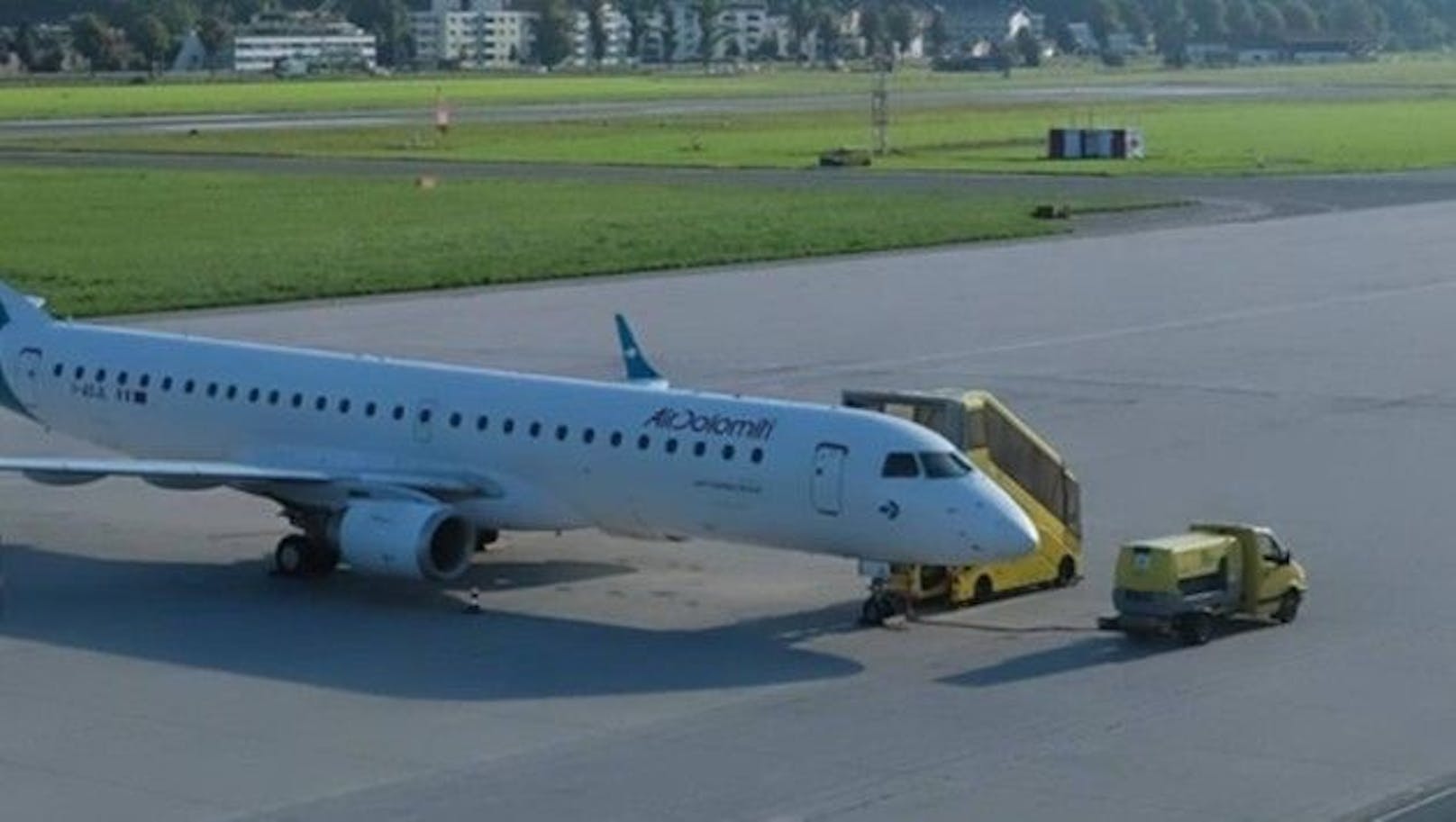 Die Maschine von Air Dolomiti wird von Technikern überprüft.