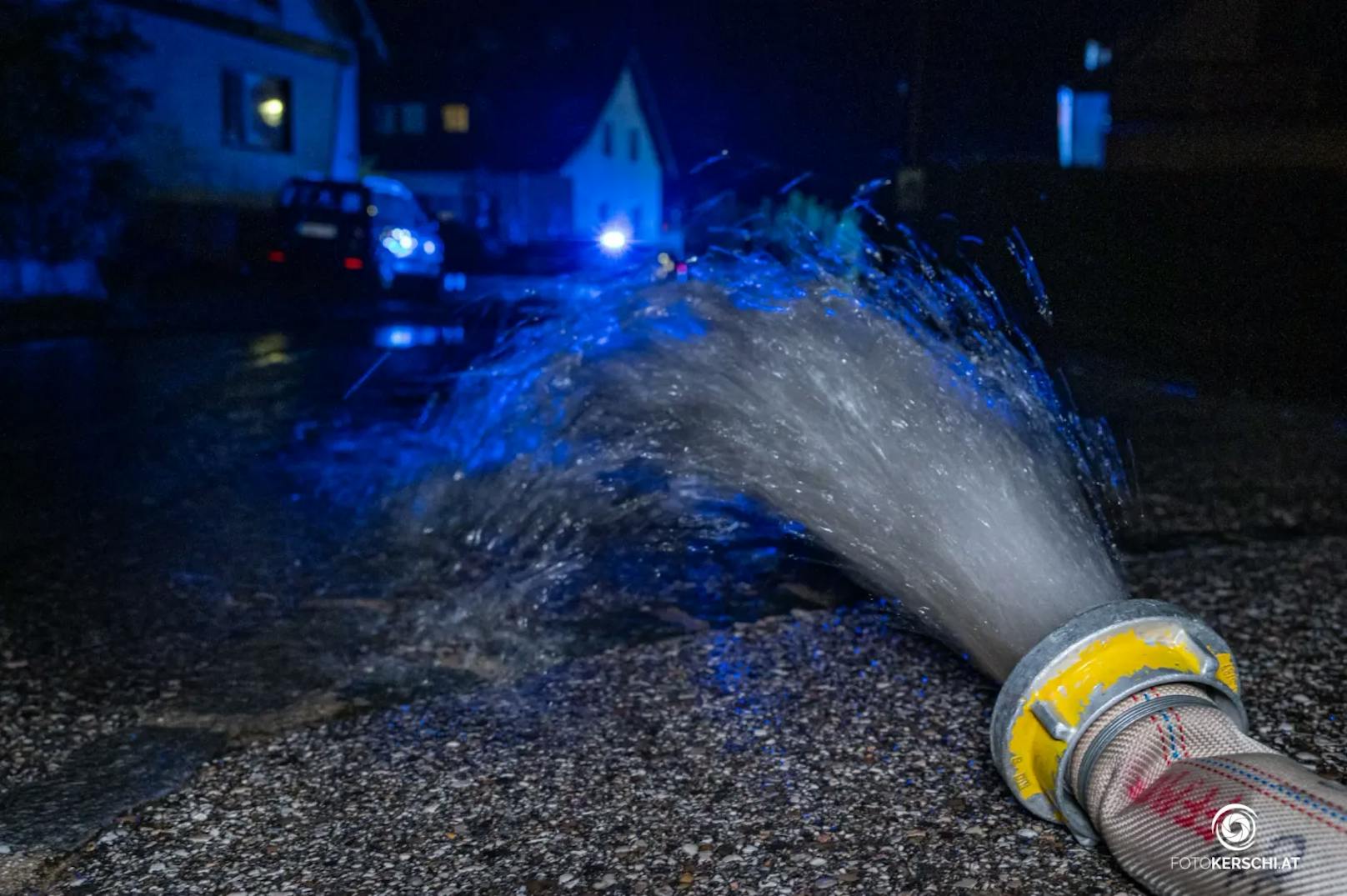 In ganz Oberösterreich kam es am Dienstag zu teils heftigen Gewittern mit schwerem Niederschlag und starken Sturmböen. Die Feuerwehren standen im Dauereinsatz.