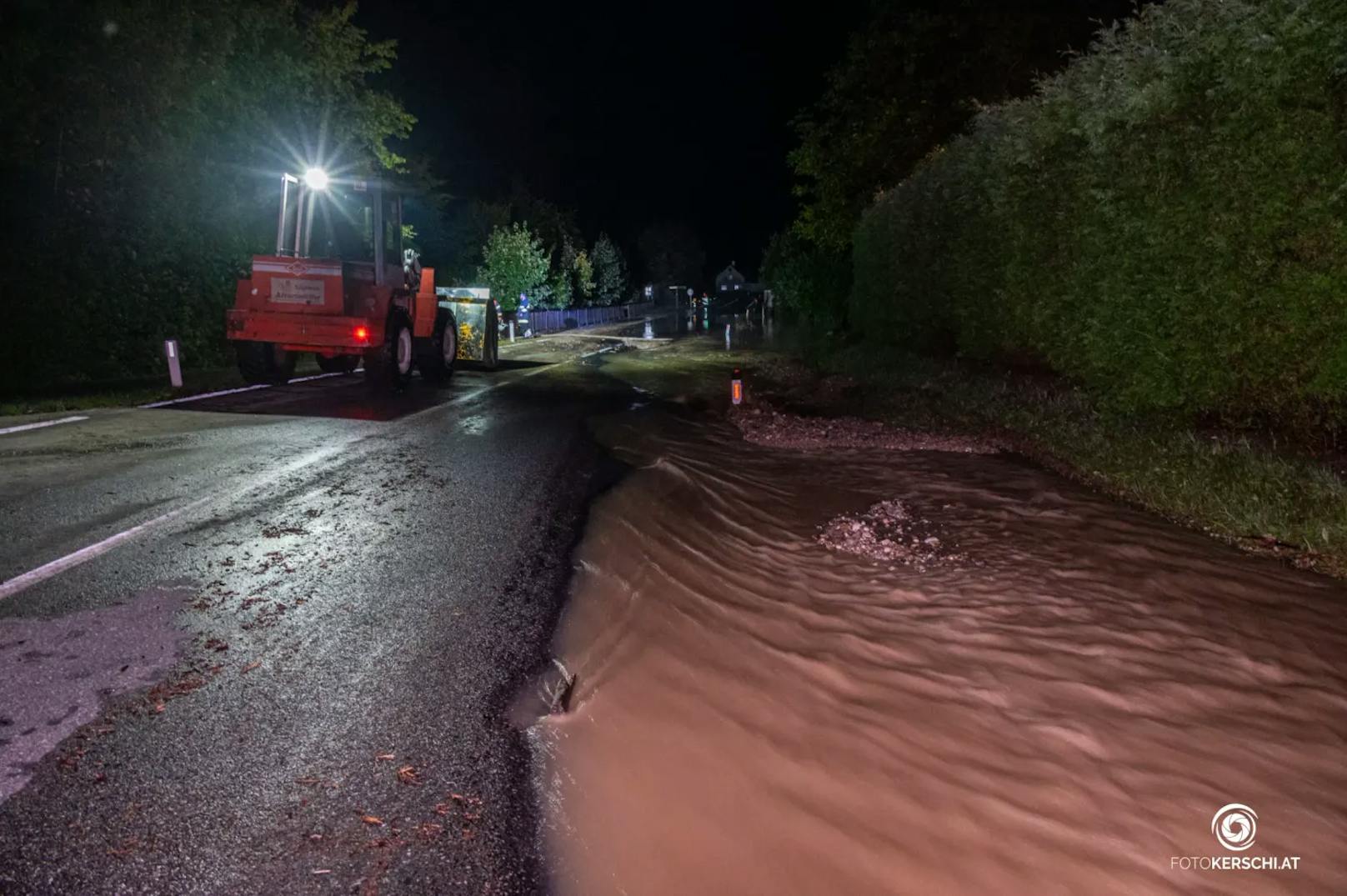 In ganz Oberösterreich kam es am Dienstag zu teils heftigen Gewittern mit schwerem Niederschlag und starken Sturmböen. Die Feuerwehren standen im Dauereinsatz.