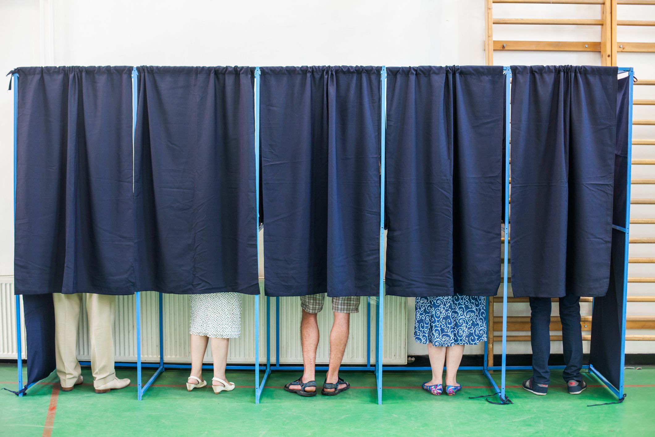 Menschen sahen, wie eine Wählerin am 13. August 2023 eine Wahlkabine in Argentinien betrat. Die Frau kam jedoch nicht wieder heraus (Symbolbild).