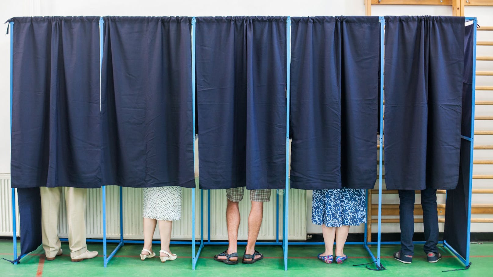 Menschen sahen, wie eine Wählerin am 13. August 2023 eine Wahlkabine in Argentinien betrat. Die Frau kam jedoch nicht wieder heraus (Symbolbild).