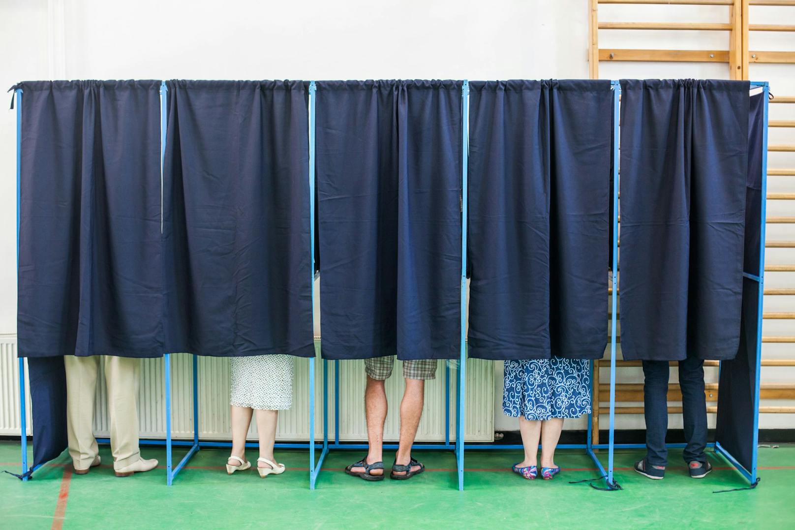 Frau geht allein in Wahlkabine – und verschwindet spurlos