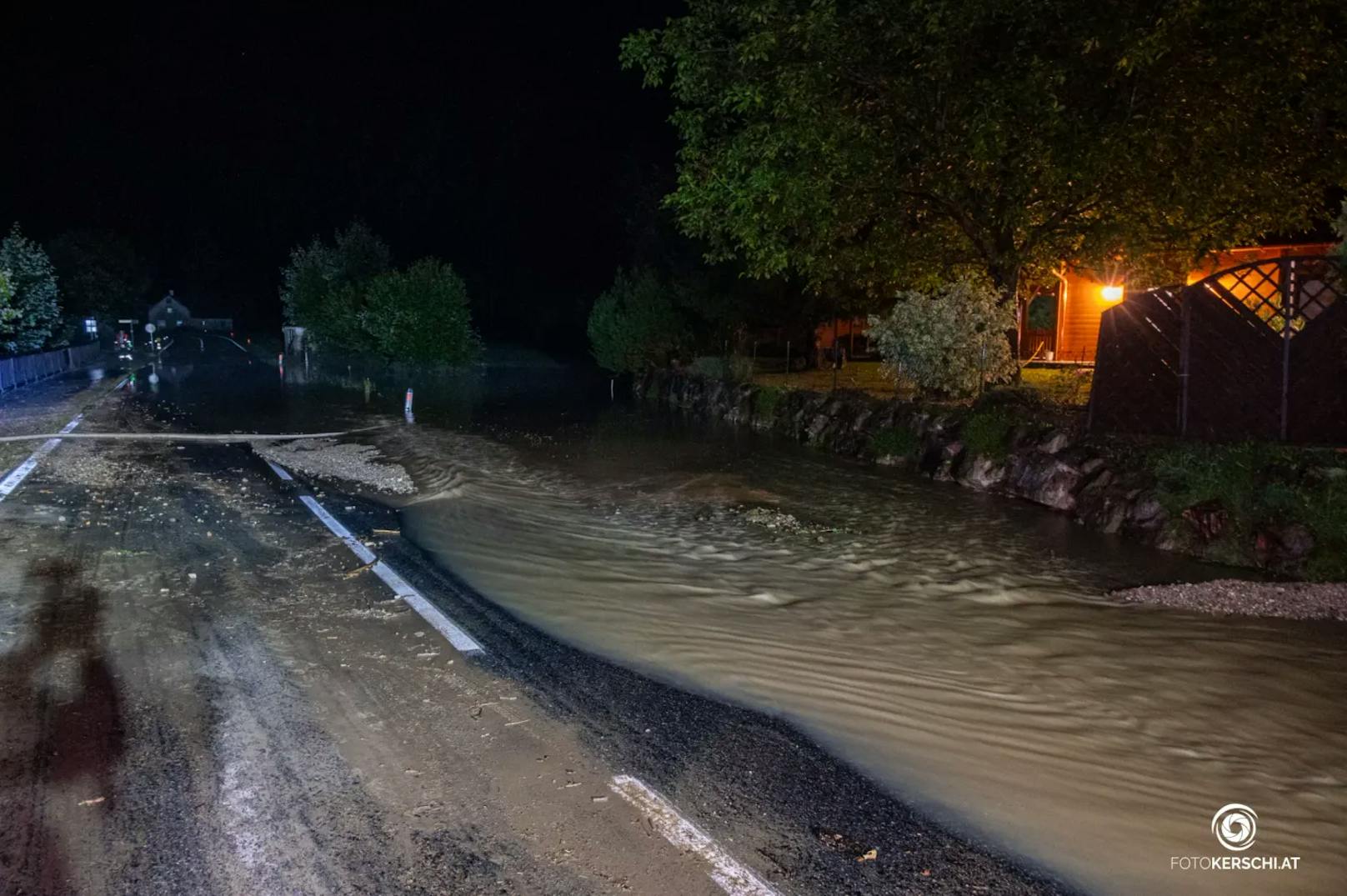 In ganz Oberösterreich kam es am Dienstag zu teils heftigen Gewittern mit schwerem Niederschlag und starken Sturmböen. Die Feuerwehren standen im Dauereinsatz.