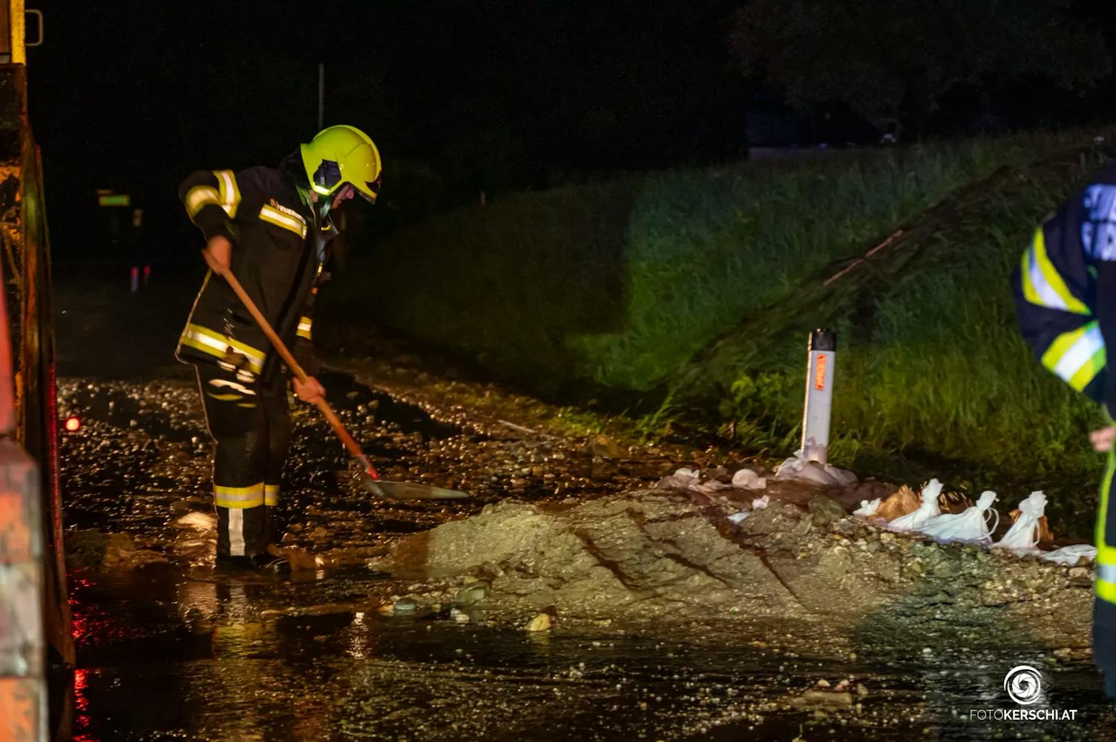 In ganz Oberösterreich kam es am Dienstag zu teils heftigen Gewittern mit schwerem Niederschlag und starken Sturmböen. Die Feuerwehren standen im Dauereinsatz.