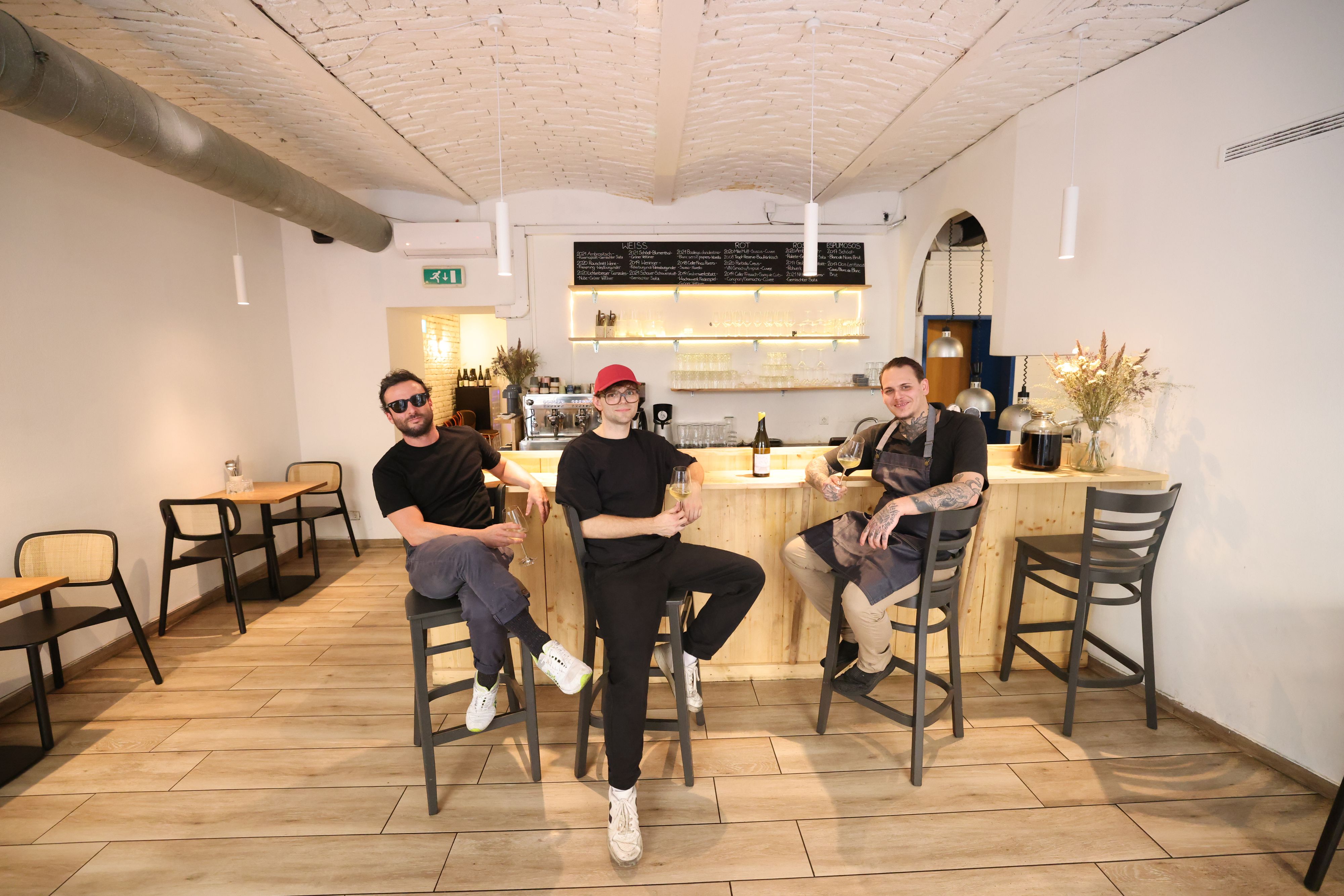 Lässige Gang präsentiert hochwertige Speisen in entspannten Ambiente: Aspic Küchenchef Borja, Service und Drinks Fabian und Koch Dominik (v.li.)&nbsp;