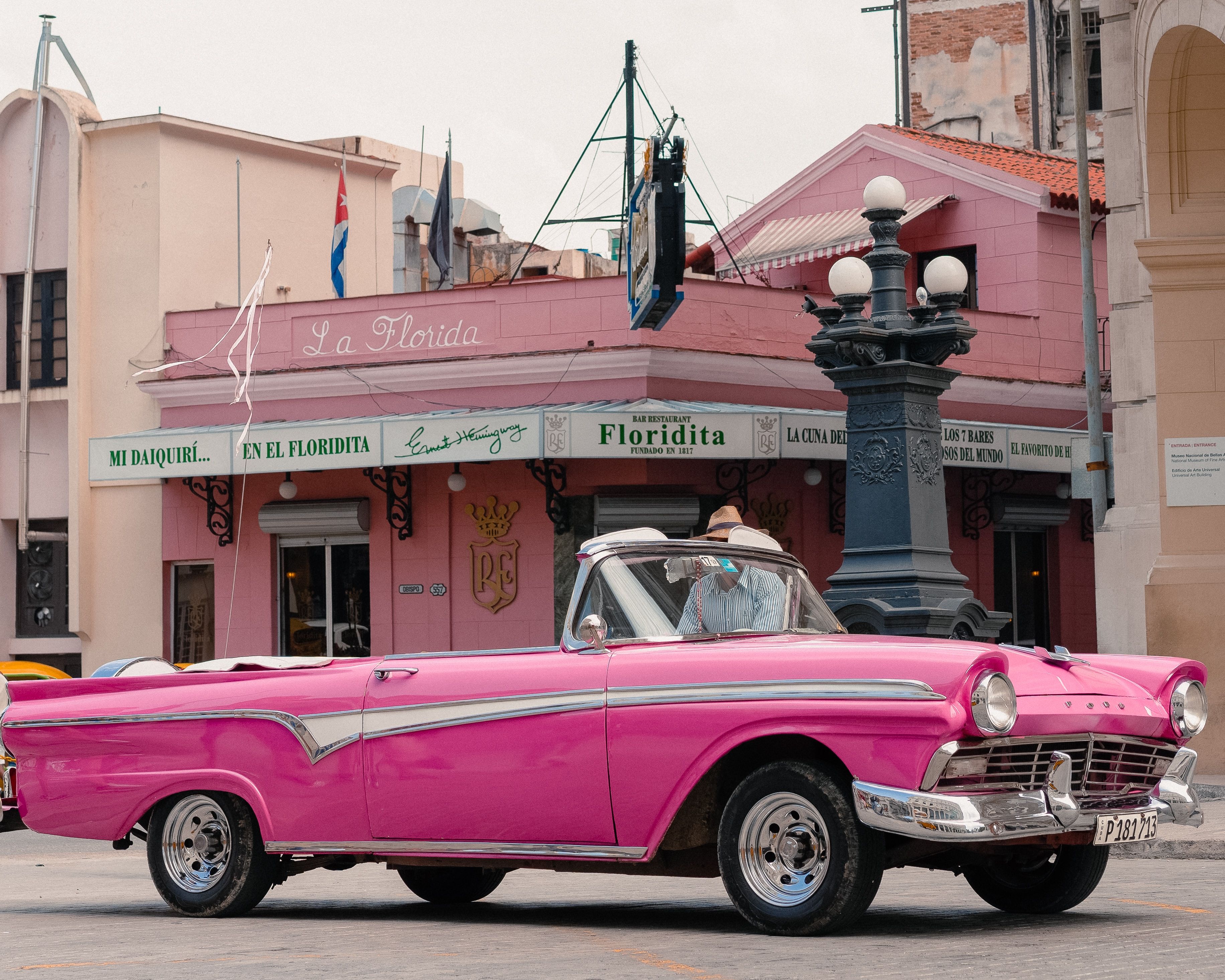 Ein Oldtimer vor der weltberühmten Floridita-Bar. Hier wurde der Daiquiri erfunden.
