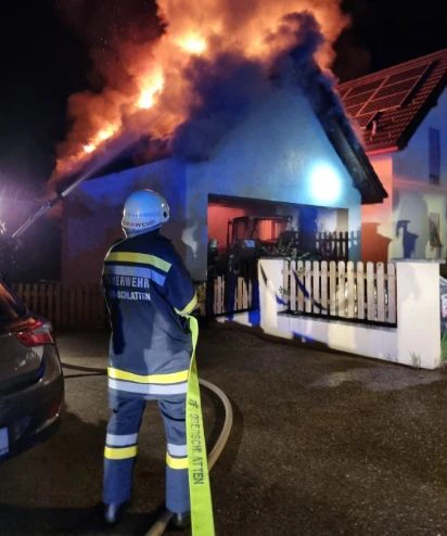 Brandstiftung: Die Feuerwehr konnte die Flammen löschen.