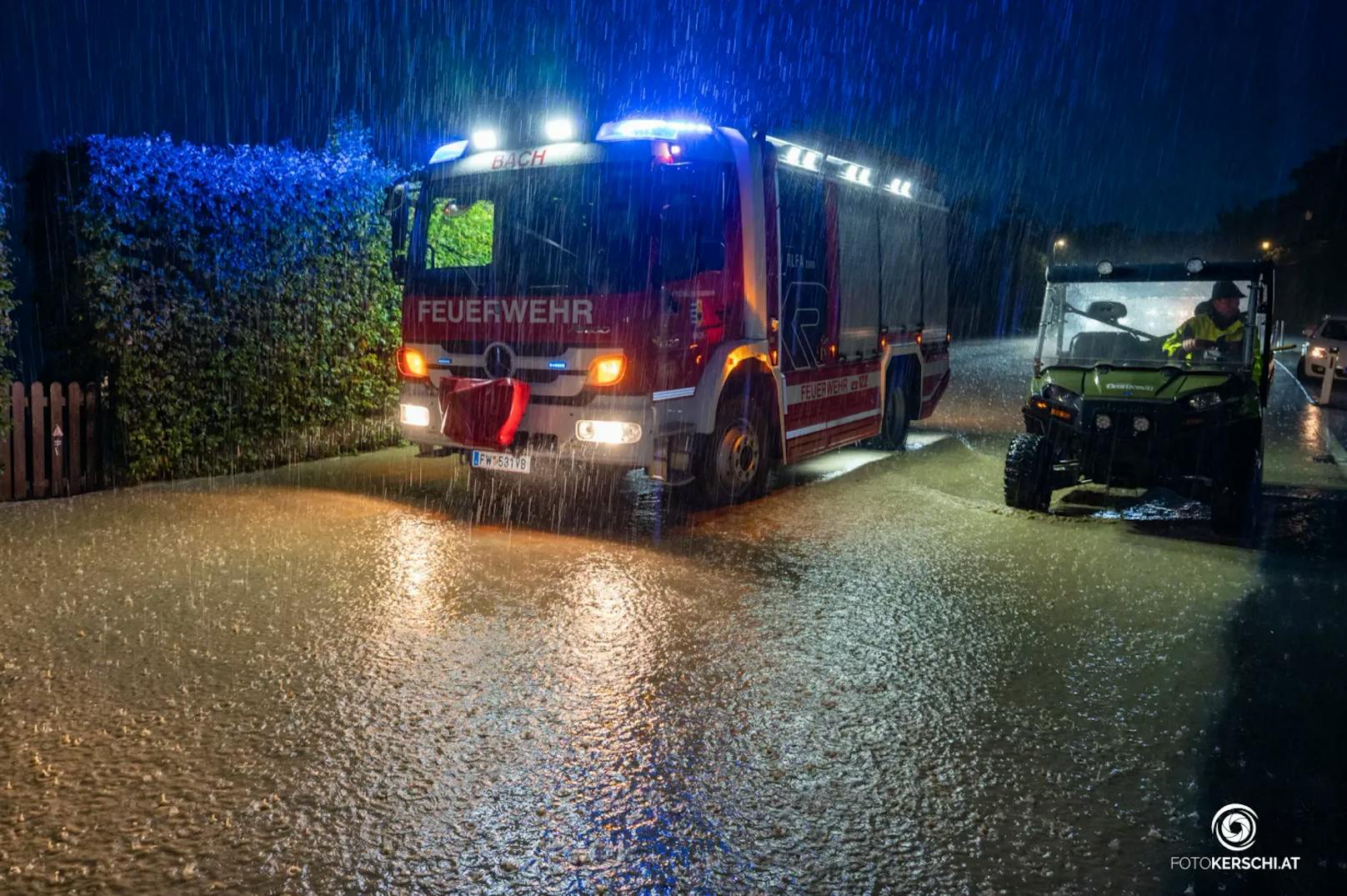 In ganz Oberösterreich kam es am Dienstag zu teils heftigen Gewittern mit schwerem Niederschlag und starken Sturmböen. Die Feuerwehren standen im Dauereinsatz.