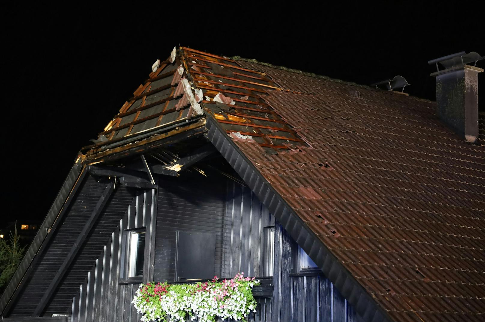 Vier Feuerwehren standen Dienstagabend in Altmünster (Bezirk Gmunden) im Einsatz, nachdem ein Blitz in den einen Dachstuhl eines Wohnhauses eingeschlagen hat.
