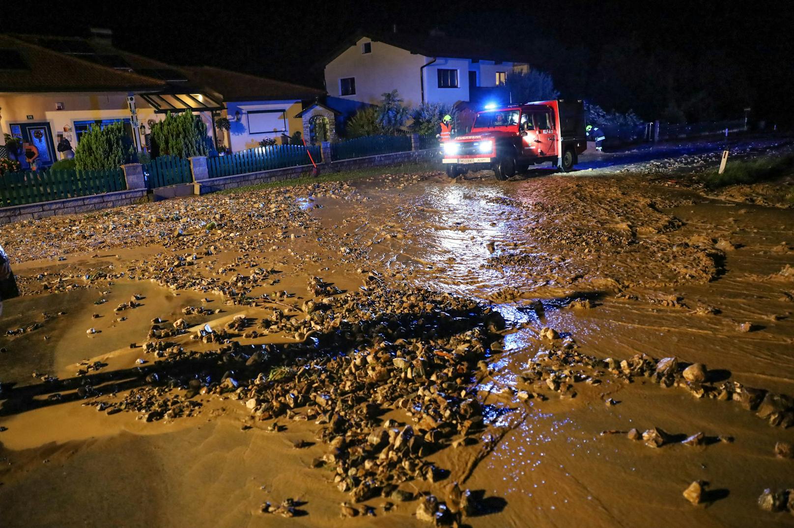 Heftige Gewitter haben am Dienstagabend lokal sehr begrenzt für zahlreiche Unwettereinsätze gesorgt. Besonders betroffen waren mehrere Gemeinden im Bezirk Kirchdorf an der Krems.